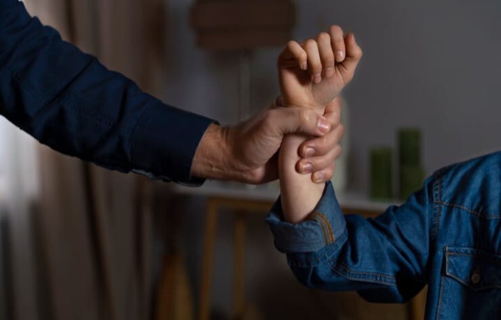 ilustrasi, KDRT pada wanita tidak melulu soal luka fisik, tapi juga kuka psikis. (freepik.com)