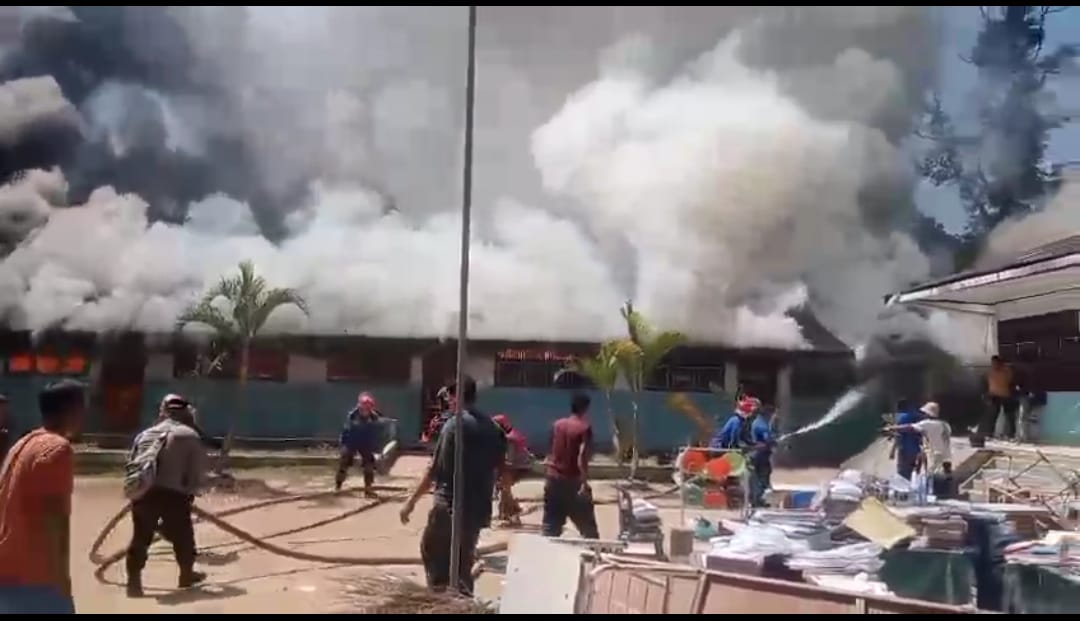 TERBAKAR. SD negeri Hutaginjang, Desa Polling Anak-Anak, Kecamatan Silima Pungga - Pungga, Kabupaten Dairi terbakar, Senin (26/1/2026). (SUMUT POS/istimewa)