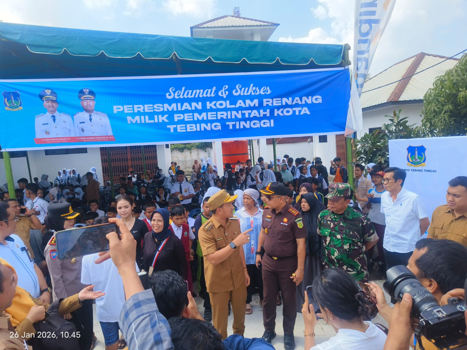 Wali Kota Tebing Tinggi, H. Iman Irdian Saragih, meresmikan kolam renang milik Pemko Tebingtinggi. (AZAN PURBA/SUMUT POS)