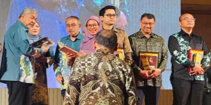 PENGHARGAAN: Prof. Dr. Nurhayati, M.Ag menerima penghargaan pada peringatan Jubli Emas 50 Tahun PAPTI di Kualalumpur. (Istimewa/Sumut Pos)