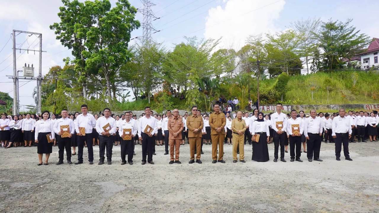Bupati dan Wakil Bupati Nias Selatan didampingi Setda dan Kepala BKPSDM Nisel berfoto bersama dengan PPPK Paruh Waktu usai menyerahkan SK. (ERIUSMAN/SUMUT POS)
