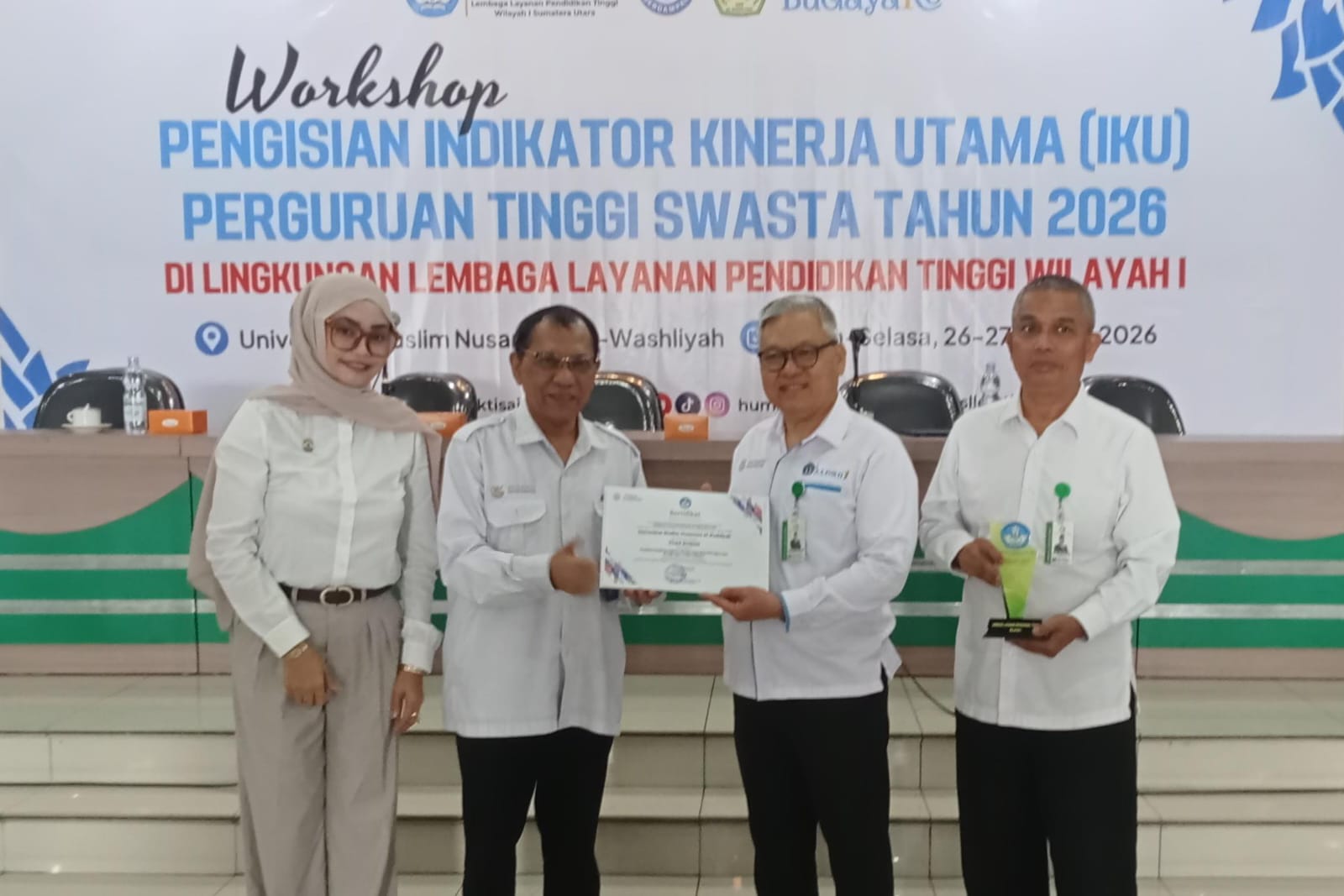 WORKSHOP: Prof. Saiful Anwar Matondang, M A, PhD menyerahkan penghargaan kepada Prof. Dr. H. Firmansyah, M.Si (2 kanan) sebagai tuan rumah workshop IKU PTS, Senin (26/1). (Deddi Mulia Purba/Sumut Pos)