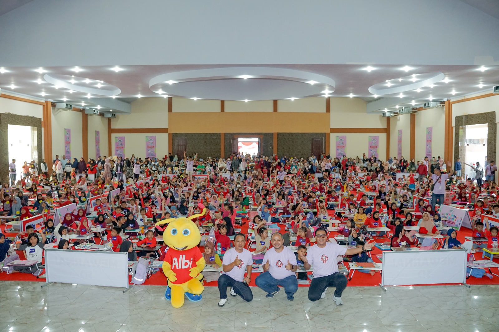 MEWARNAI: Alfamart bersama Kodomo menggelar lomba mewarnai di 10 kota. Acara ini untuk meningkatkan kreativitas anak. (Dok: Alfamart)