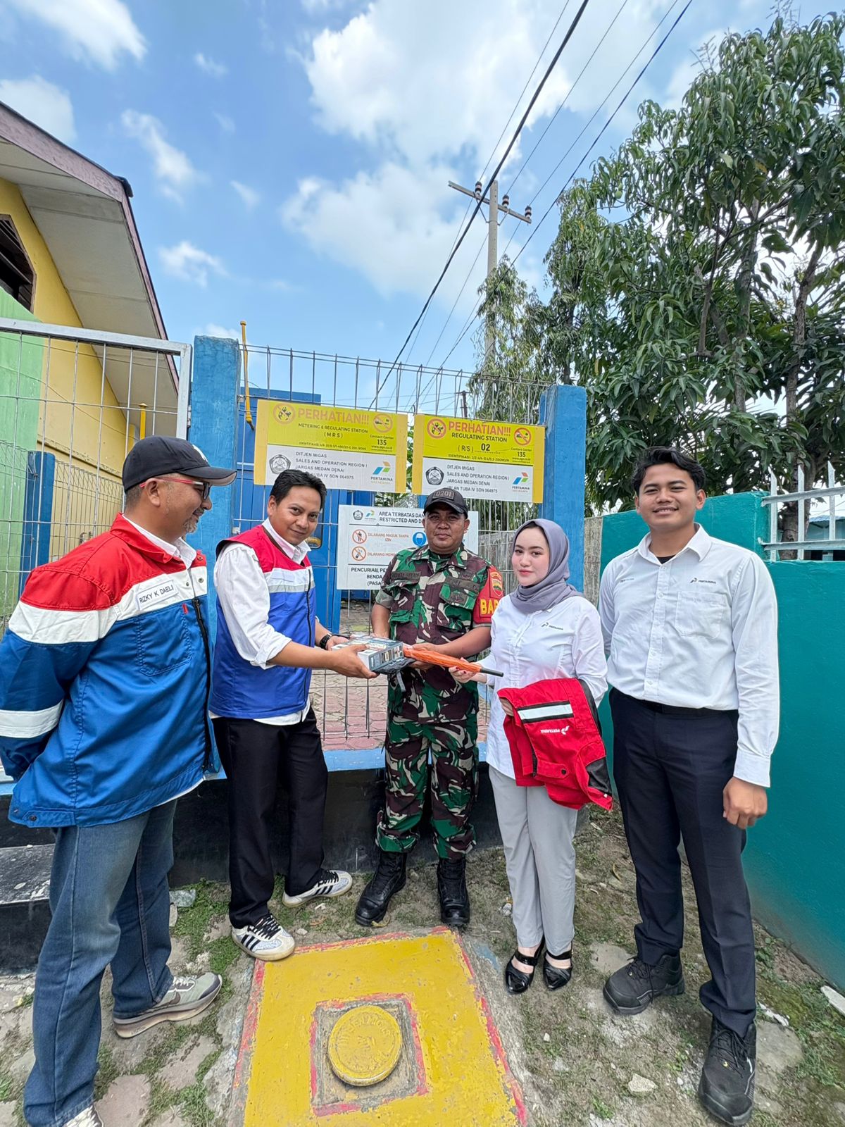 BANTUAN: Manajemen PGN Medan menyerahkan bantuan ke Bintara Pembina Desa (Babinsa) dari Komando Rayon Militer (Koramil) TNI Angkatan Darat di wilayah operasional PGN, Senin (26/1/2026). (Dok: PGN)
