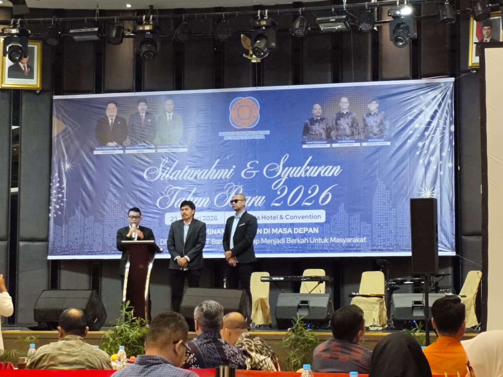 ACARA: Ketua REI Sumut, Rakutta Karo- karo dan rekan saat hadir acara Silaturahim dan Tahun Baru 2026 REI Sumut. (Dok: istimewa)