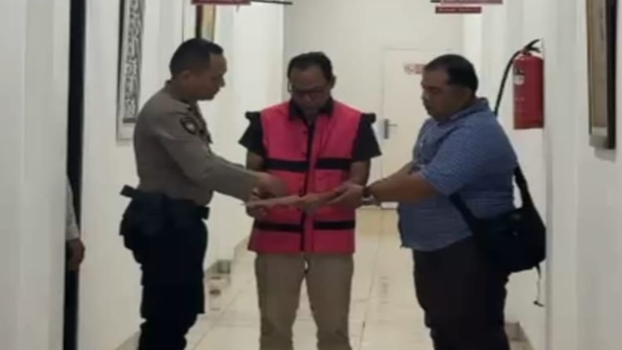 TAHAN: Mantan Kepala Unit BRI Titipapan Cabang Iskandar Muda Medan, S ditahan usai ditangkap petugas kejaksaan, Selasa (27/1). (Dok: istimewa)