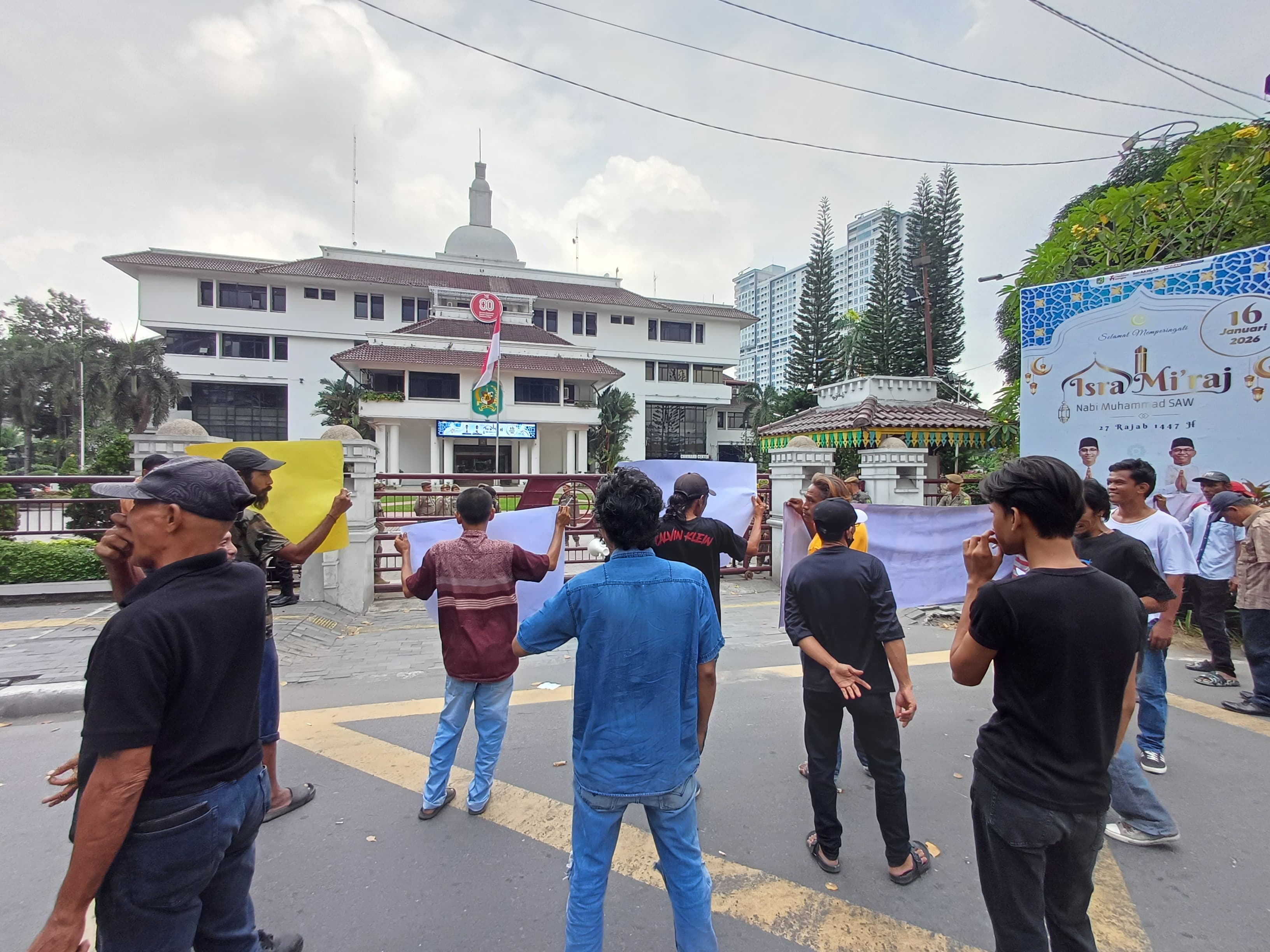 AKSI: Massa GPAK melakukan aksi di depan Balai Kota Medan, Selasa (27/1/2026). (Dok: Markus Pasaribu/Sumut Pos)