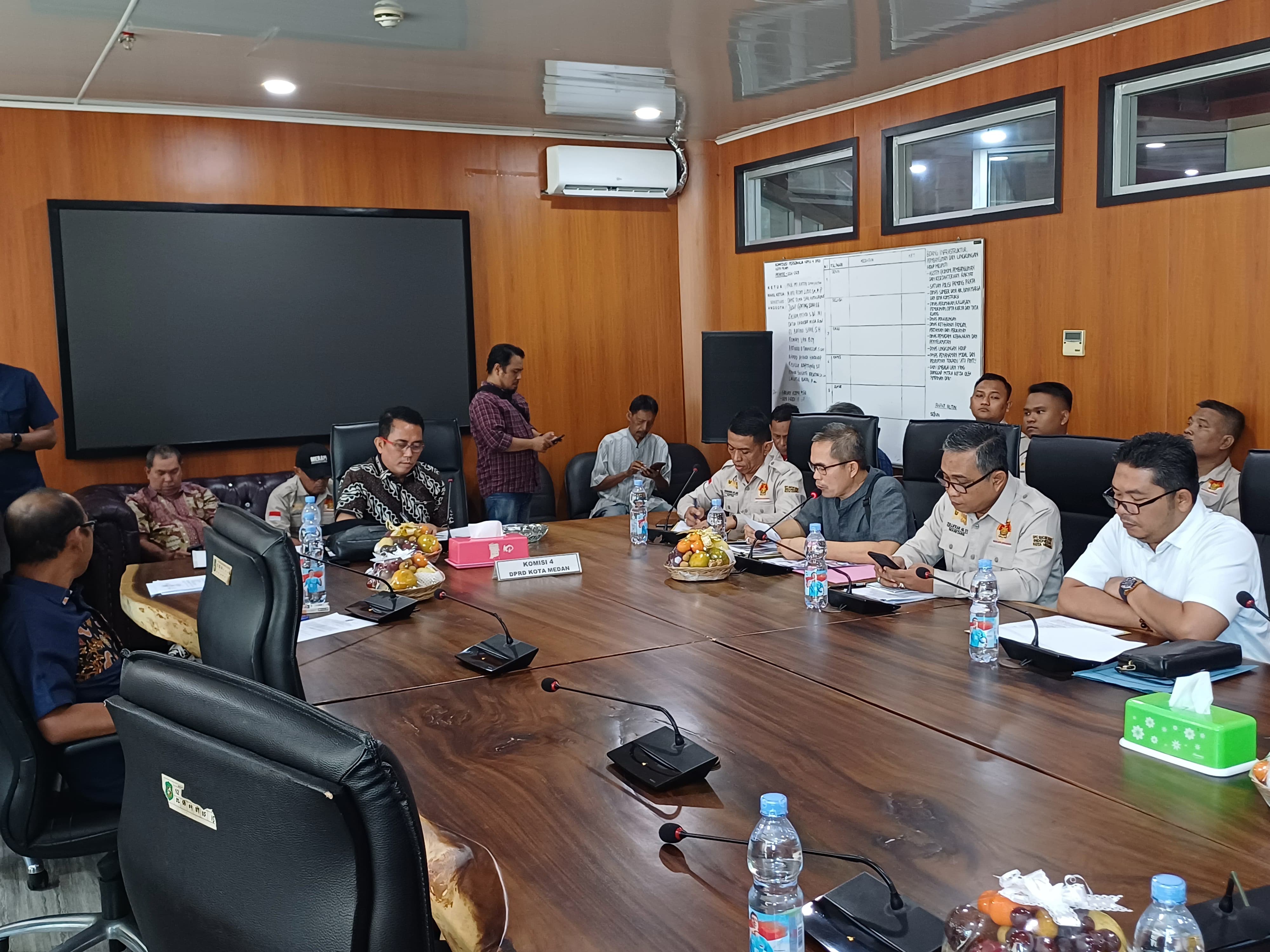 RDP: Komisi IV menggelar RDP terkait masalah bangunan di Jalan Brigjen Zein Hamid, Titi Kuning, Medan Johor, Selasa (27/1/2026). (Dok: Markus Pasaribu/Sumut Pos)