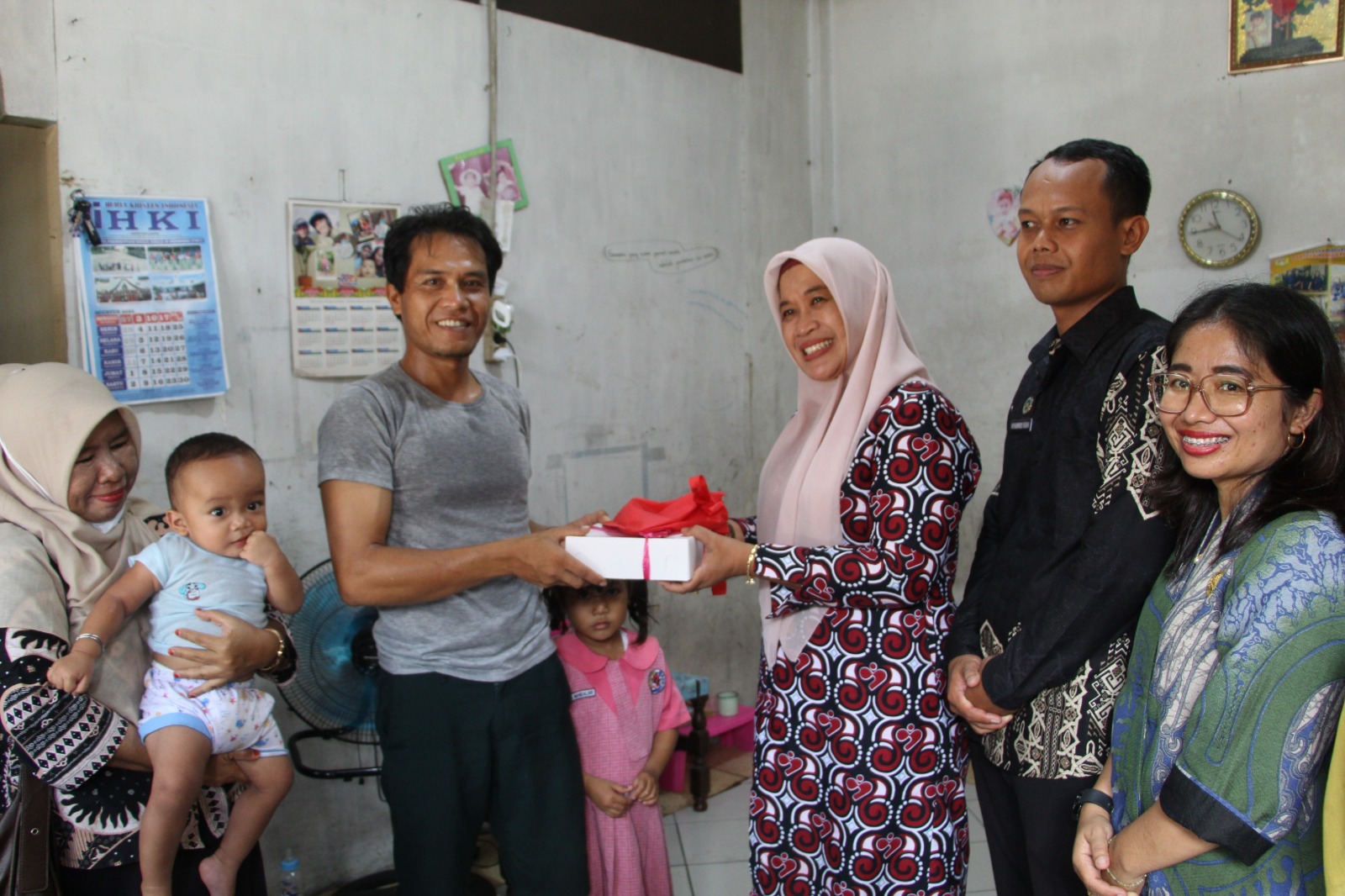 TERIMA: Warga Sergai yang menerima MBG 3B. (Dok: istimewa)