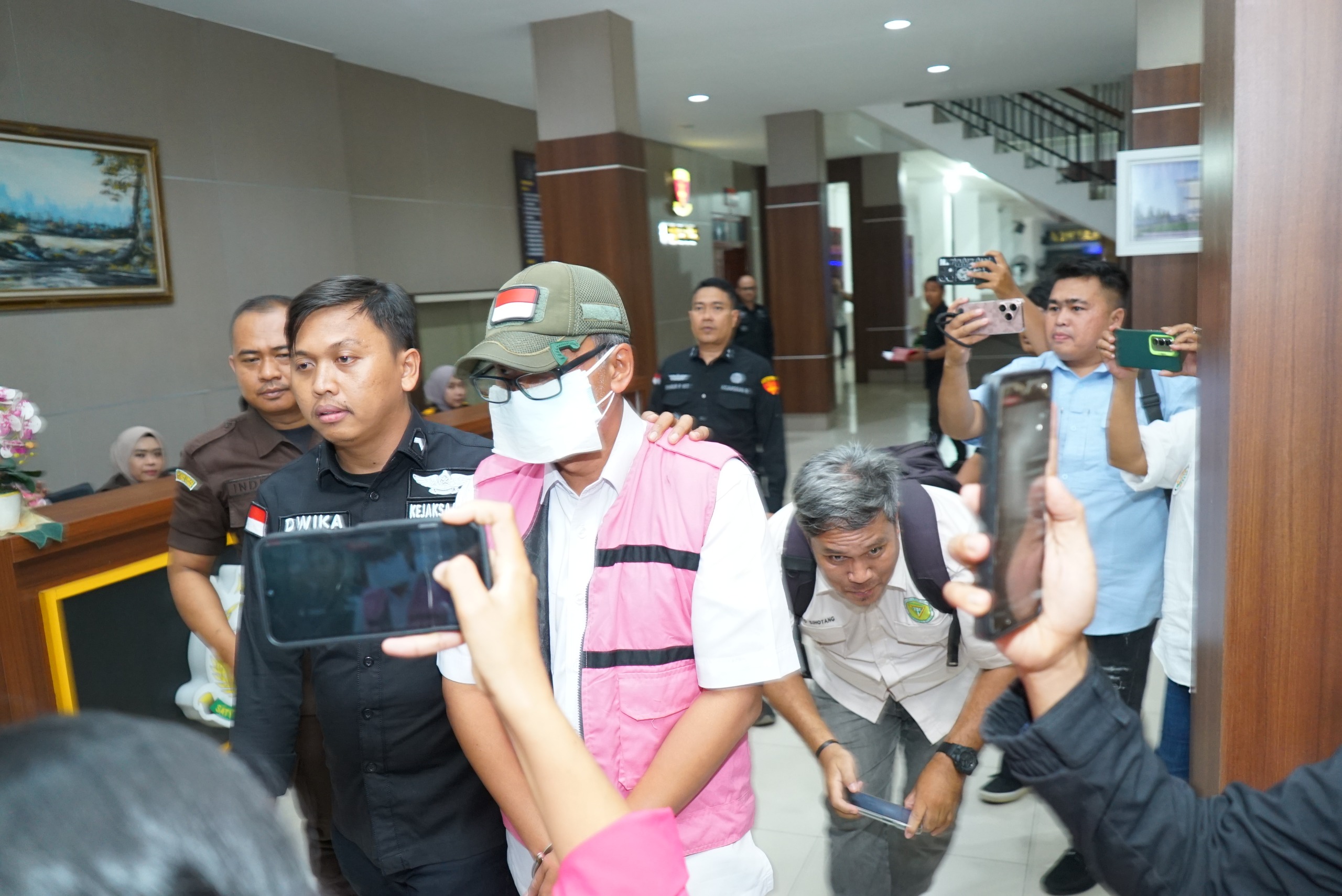 KORUPSI: Kejati Sumut tahan ESK selaku PPK tersangka dugaan korupsi Proyek Waterfront Danau Toba, Selasa (27/1/2026) sore.