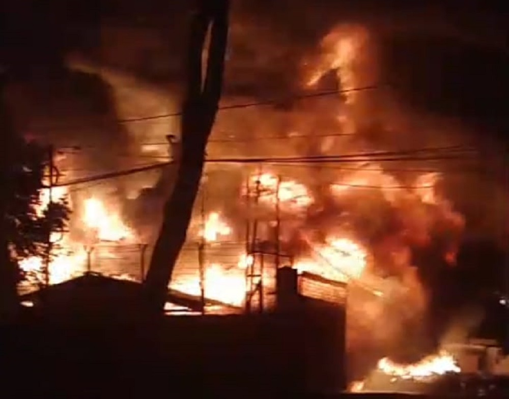 Kebakaran hebat melanda pabrik karet yang dimiliki PT. Garuda Mas di Jalan K.L Yos Sudarso KM 7, Kelurahan Tanjung Mulia, Kecamatan Medan Deli, Selasa (27/1/2026) malam. (ihsan/Sumut Pos)