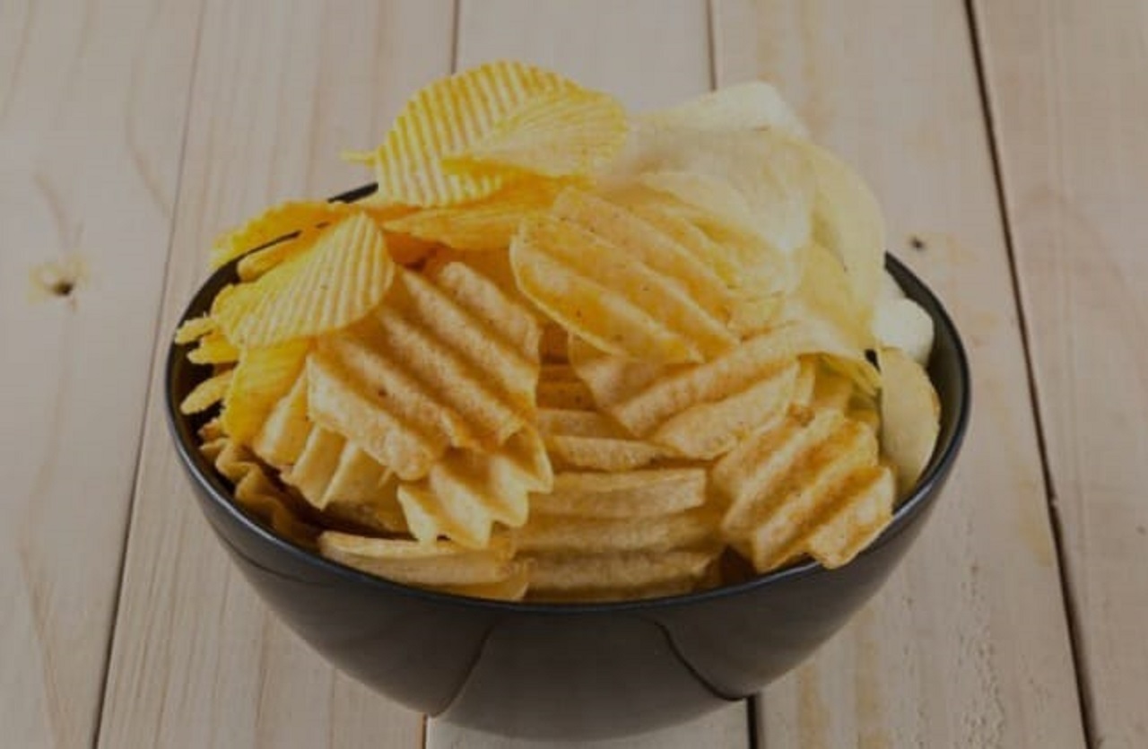 ilustrasi, keripik kentang adalah sala satu jenis makanan yang bikin lapar bertambah lapar. (freepik.com)