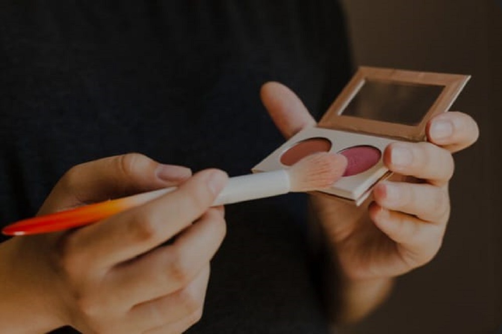 ilustrasi, memakai makeup atau riasan wajah saat cuaca panas juga butuh perlakuan khusus. (freepik.com)