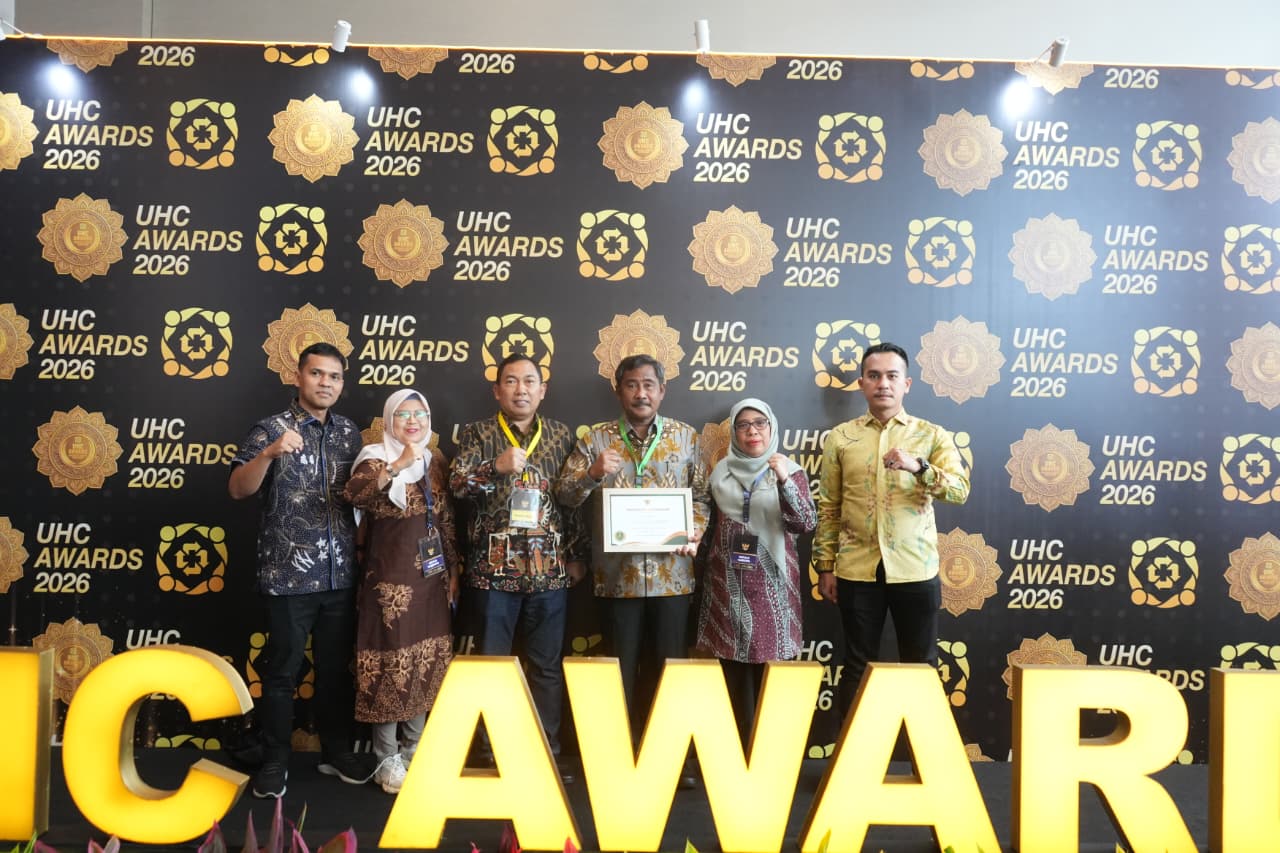 Wali Kota Binjai, Amir Hamzah dan jajaran Dinas Kesehatan foto bersama usai menerima penghargaan UHC Kategori Pratama. (DISKOMINFO BINJAI/SUMUT POS)