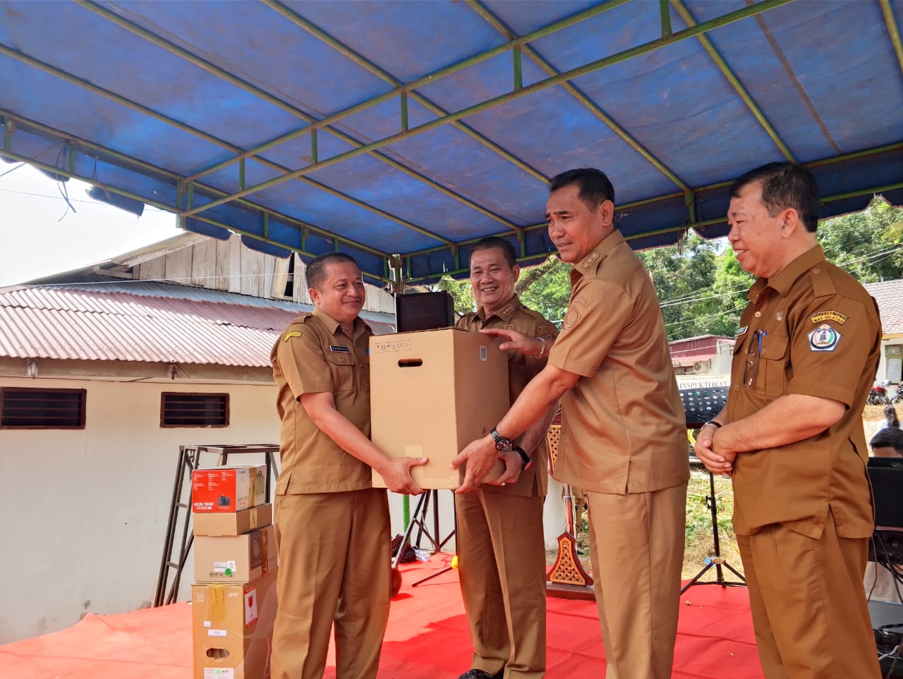 Bupati dan Wakil Bupati Nias Selatan didampingi Kadis Dukcapil Nisel saat menyerahkan alat perekam kepada Camat Susua. (ERIUSMAN/SUMUT POS)