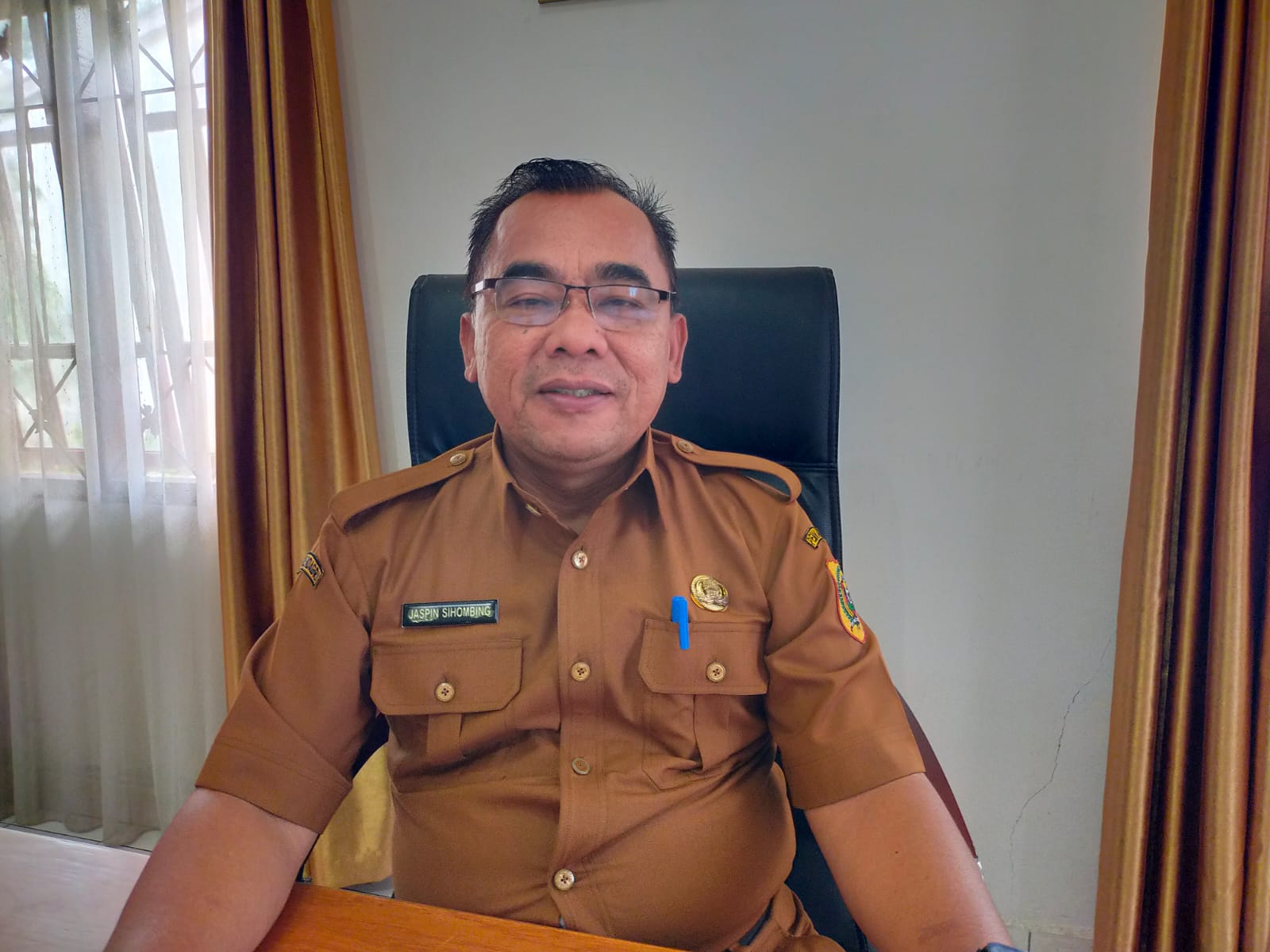 Kadis Pendidikan Kabupaten Dairi, Jaspin Sihombing memberikan keterangan terkait kebakaran SD Hutaginjang, Selasa (27/1/2026). (RUDY SITANGGANG/Sumutpos.jawapos.com)