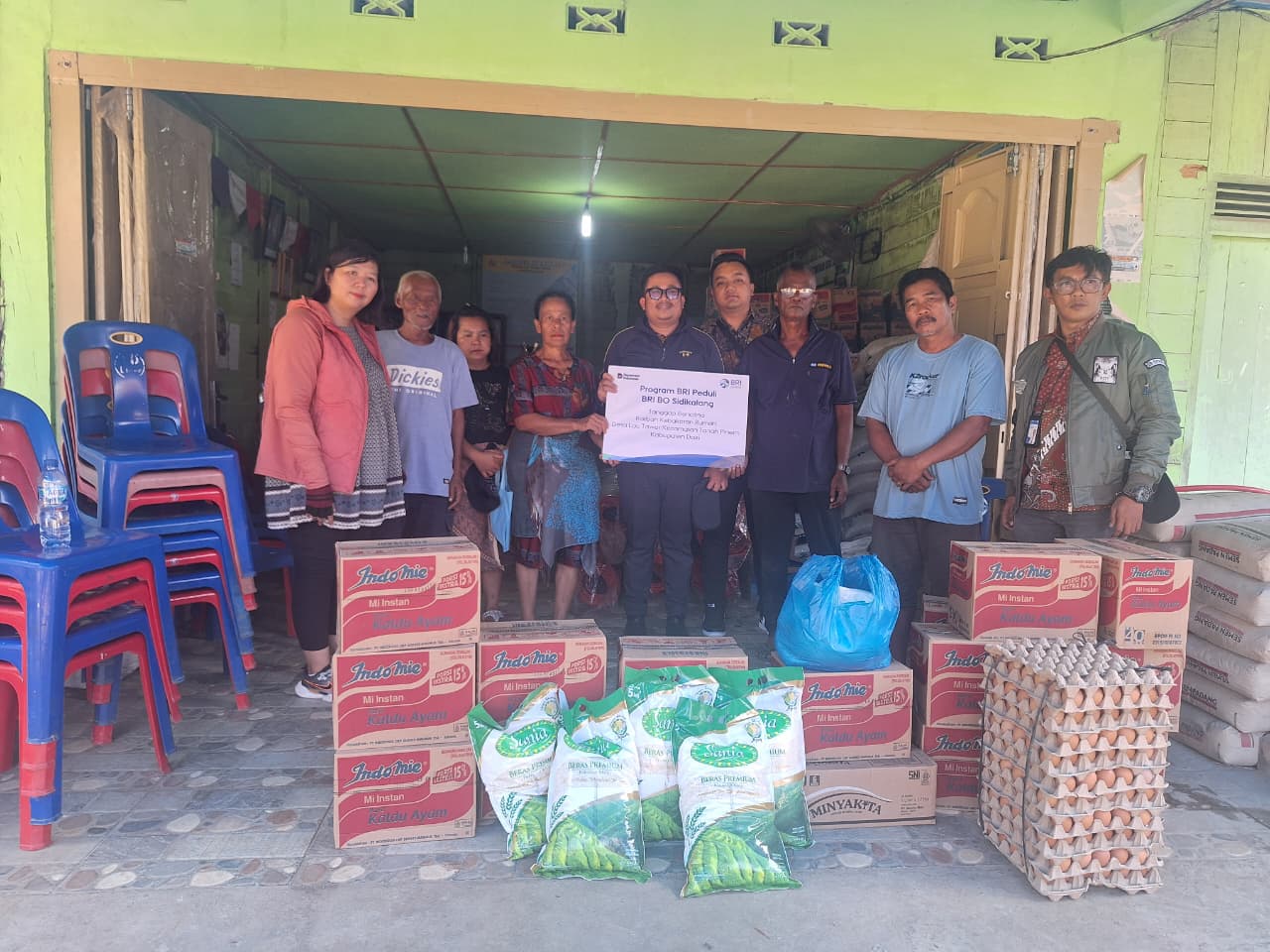 SERAHKAN. PT BRI BO Sidikalang menyerahkan bantuan kepada korban kebakaran di Desa Lau Tawar, Tanah Pinem, Selasa (27/1/2026).(SUMUT POS/istimewa)