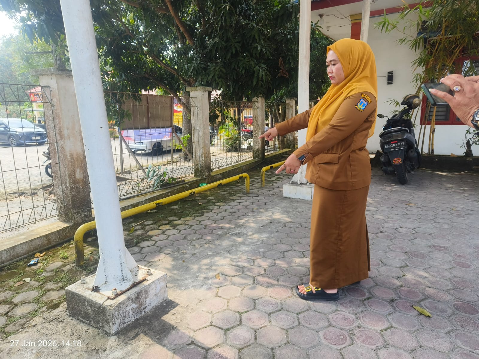 Korban menunjukkan halaman parkiran kantor BPBD lokasi sepeda motor yang hilang. ( Azan Purba/ Sumut Pos)