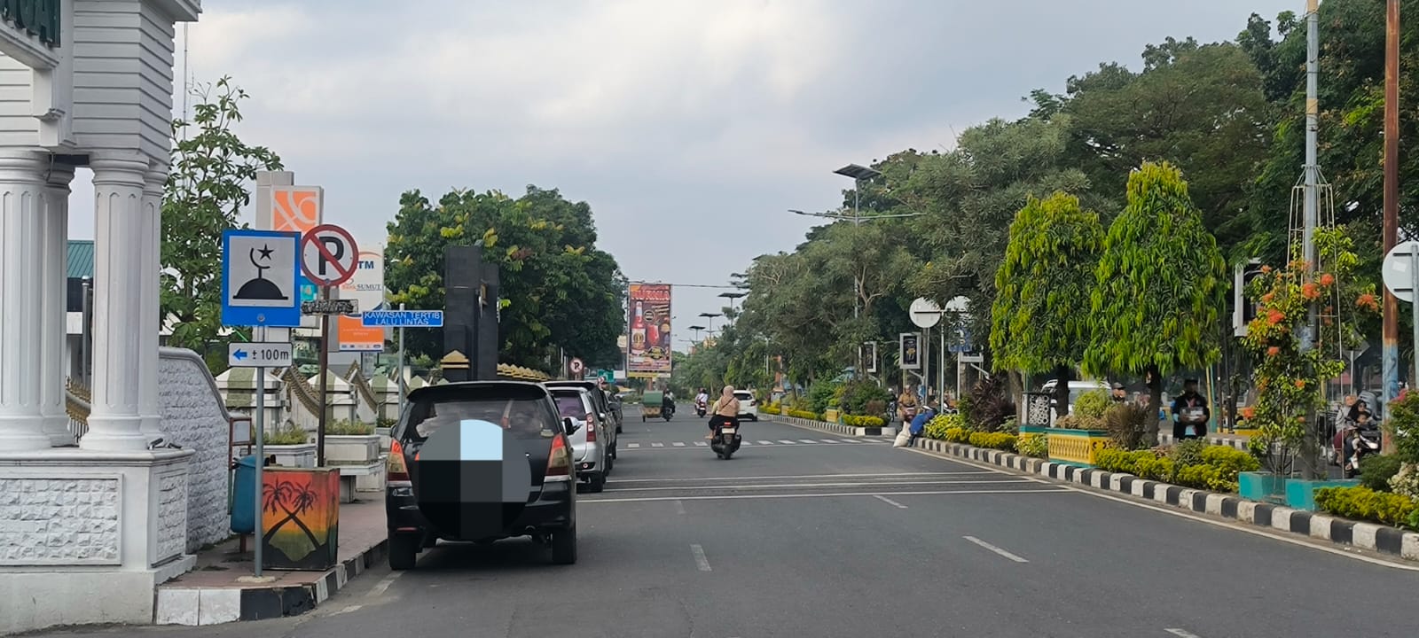 Mobil parkir di rambu yang dilarang pada ruas Jalan Sudirman Binjai. (Teddy Akbari/Sumut Pos)