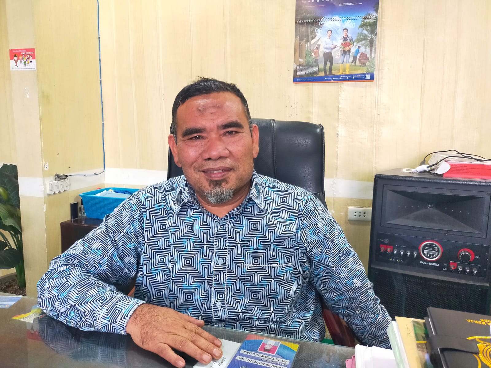 Direktur Perumda Air Minum Lae Nciho Dairi, Wahlin Munthe memberikan keterangan rencana pembangunan pipa transmisi sepanjang 10 km tahun 2026 ini. (RUDY SITANGGANG/Sumutpos.jawapos.com)