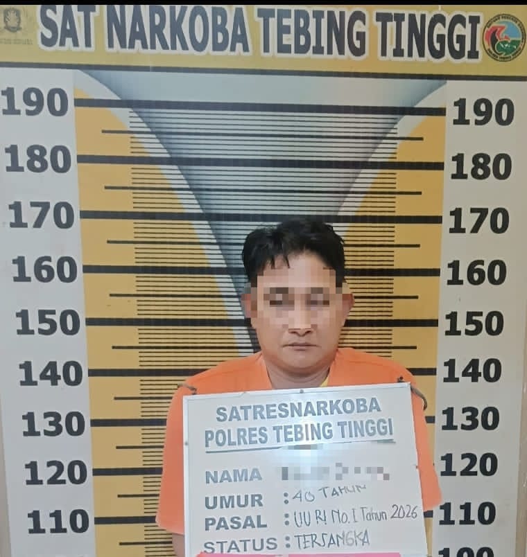 Pelaku mengenakan baju tahanan saat menjalani penahanan di Polres Tebingtinggi. (Azan Purba/Sumut Pos)