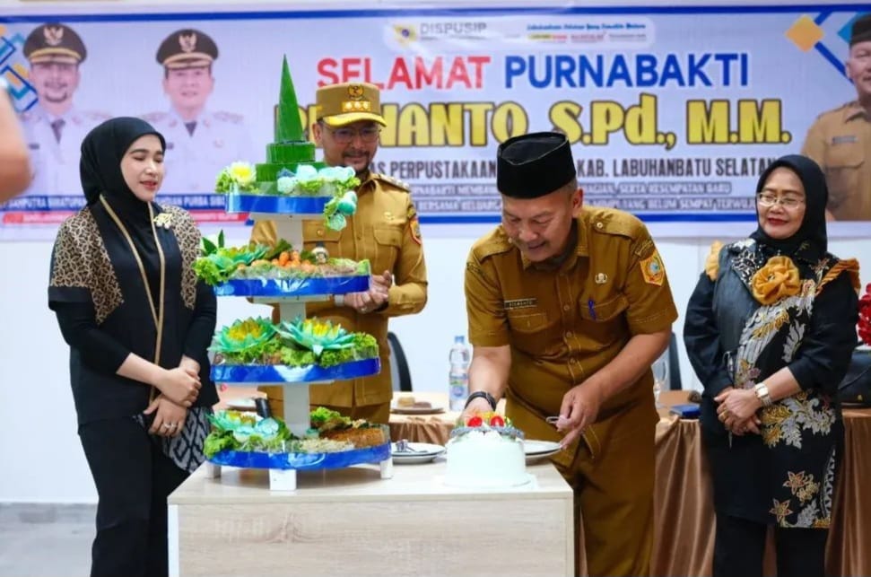 Riswanto sedang menandatangani berita acara purna tugas disaksikan bupati Labusel Fery Sahputra Simatupang S.H.