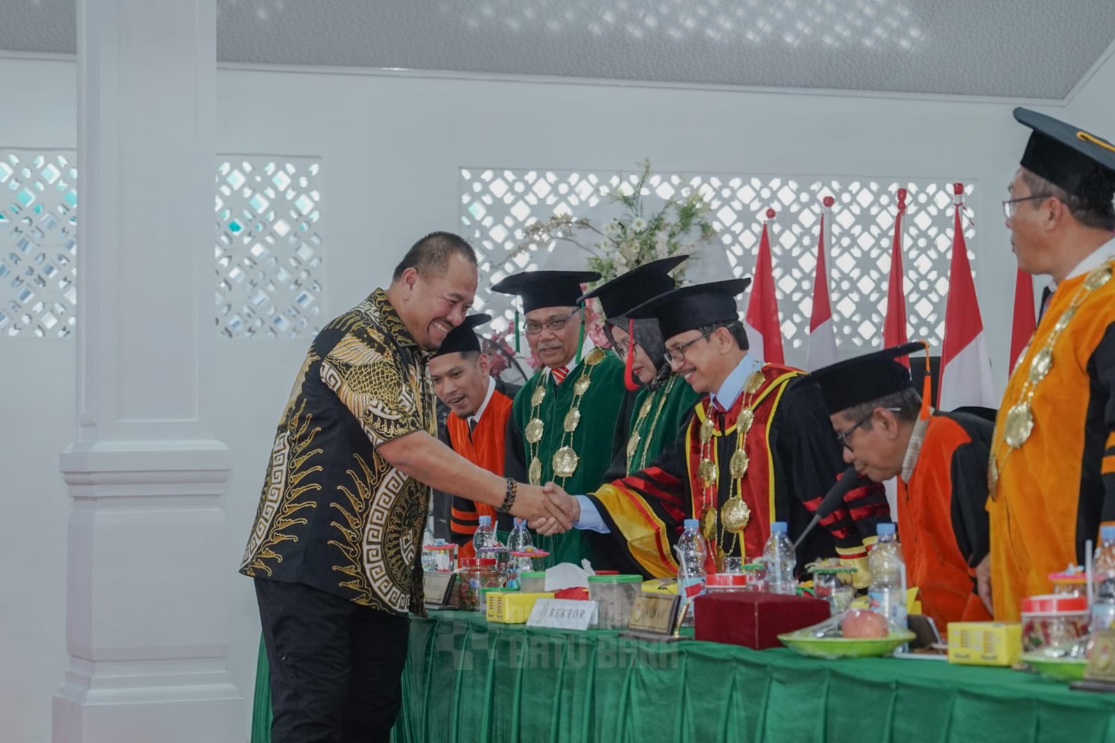 Bupati Batubara H Baharuddin Siagian SH dan Wakil Bupati Asahan Rianto SH MAP menghadiri  wisudaa 400 Sarjana dan 7 Magister Hukum di UNA. (ISTIMEWA/SUMUT POS)