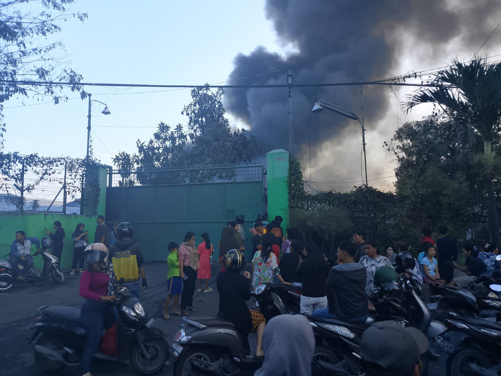 MENYALA: Api masih menyala di lokasi kebakaran PT Garuda Mas Perkasa yang merupakan pabrik Swallow di Kecamatan Medan Deli, Rabu (28/1/2026). (Dok: istimewa)