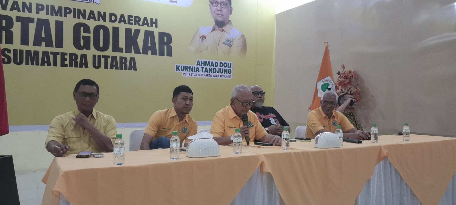 PANITIA: Steering Committee (SC) dan panitia Musda ke XI Partai Golkar Sumut,  dalam Konferensi Pers, di Kantor DPD Partai Golkar Sumut, Rabu (28/1). (Dok: Dewi Syahruni Lubis/Sumut Pos)
