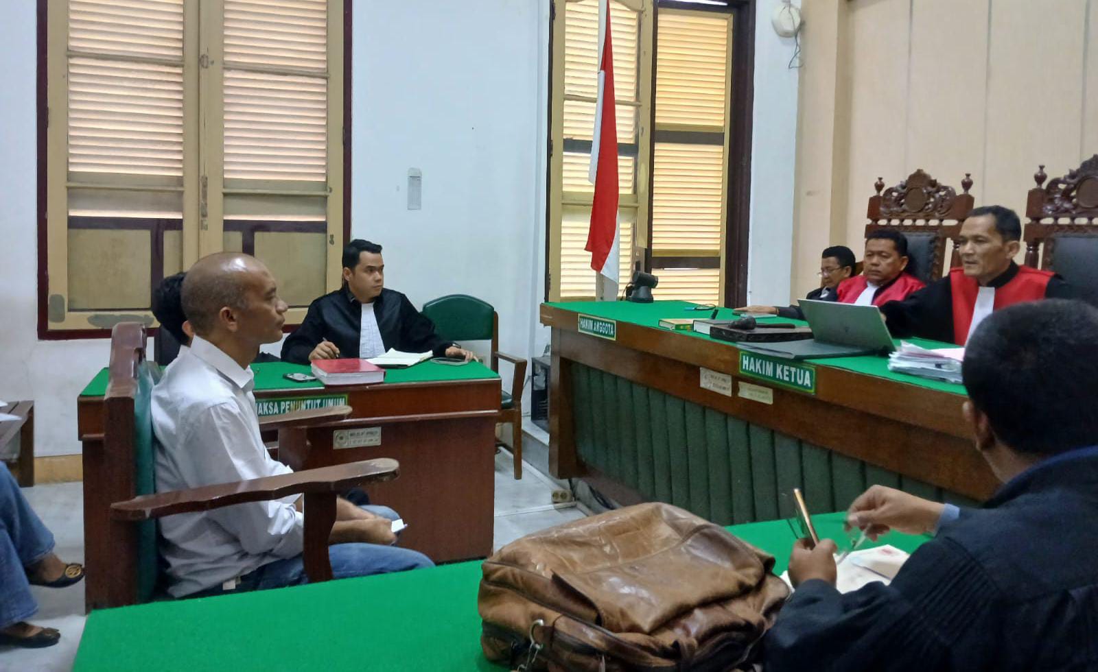 KORUPSI: Kedua terdakwa kasus korupsi profil dan website desa di Karo, menjalani sidang vonis di Pengadilan Tipikor Medan, Rabu (28/1) sore. (Dok: istimewa)