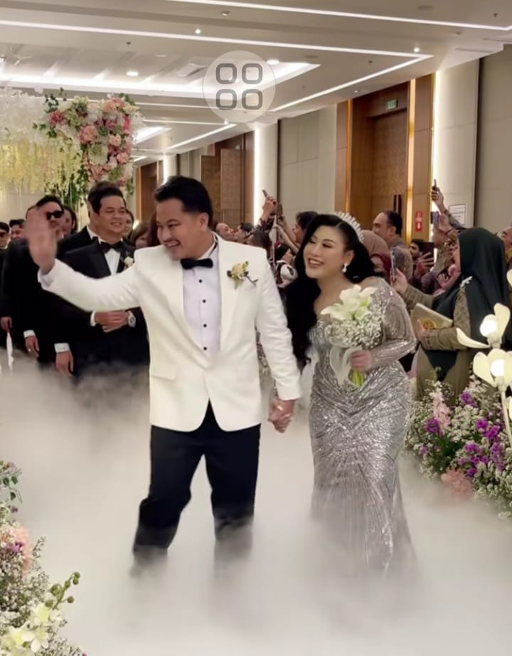 Momen pernikahan selebriti Boiyen dan Rully. (Instagram @boiyenpesek)