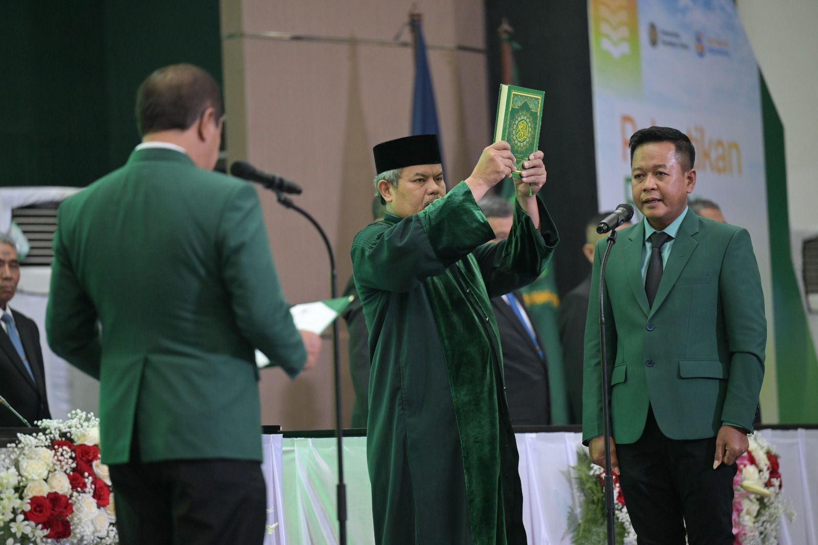 DILANTIK: Prof. Muryanto Amin resmi dilantik kembali sebagai Rektor USU 2026-2031 oleh Ketua MWA Agus Andrianto di Auditorium USU, Rabu (28/1). (Dokumen Huams USU)