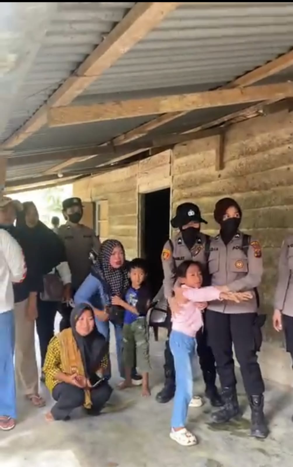 Sejumlah personel Polwan Polres Labuhanbatu berusaha menenangkan seorang bocah karena rumahnya dirobohkan oleh alah berat atas eksekusi lahan di Padang Halaban, Labura. (INDRA/SUMUT POS)