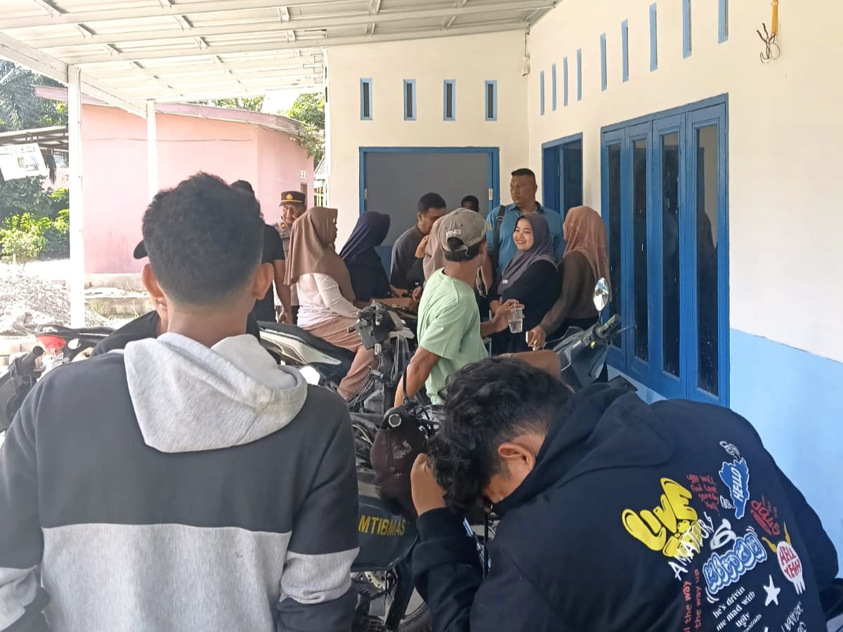 Masyarakat saat mendatangi SPPG di Kelurahan Pekanbahorok, Kecamatan Bahorok, Langkat. (Istimewa/Sumut Pos )