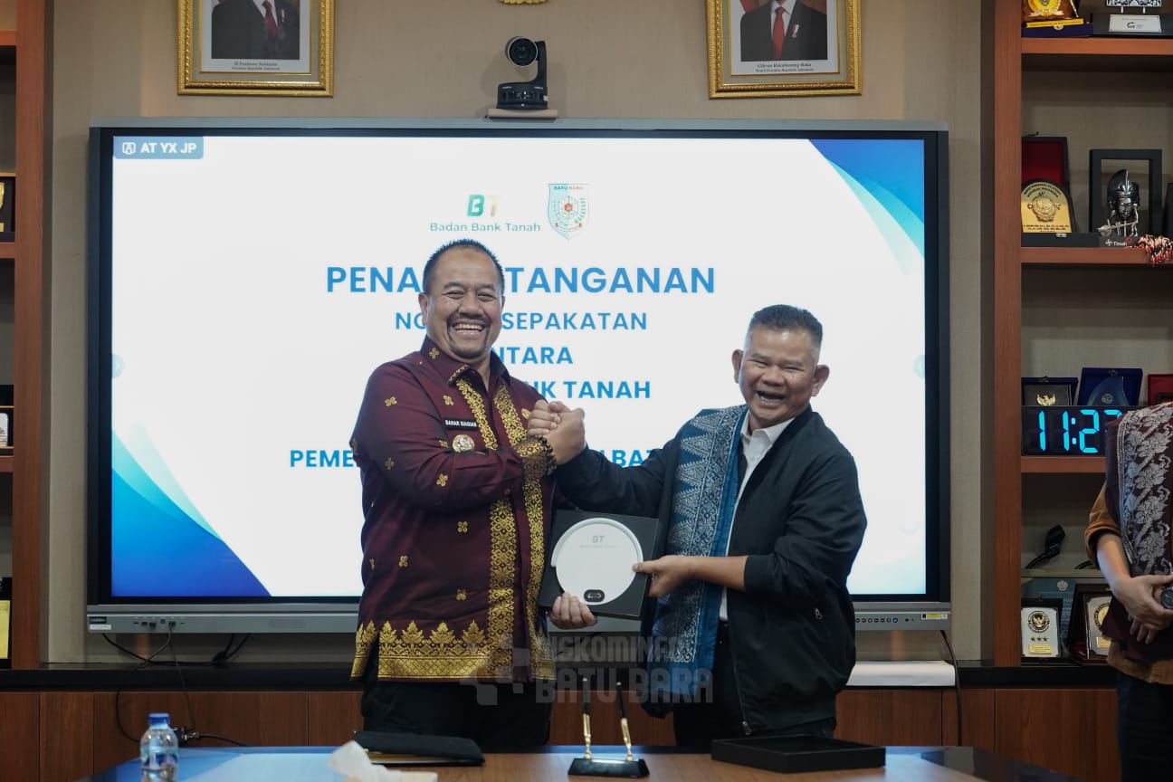 Plt. Kepala Badan Bank Tanah, Hakiki Sudrajat melakukan penandatangan Nota kesepakatan dengan Bupati Batubara H Baharuddin Siagian SH MSi di BPN Pusat, Jakarta.