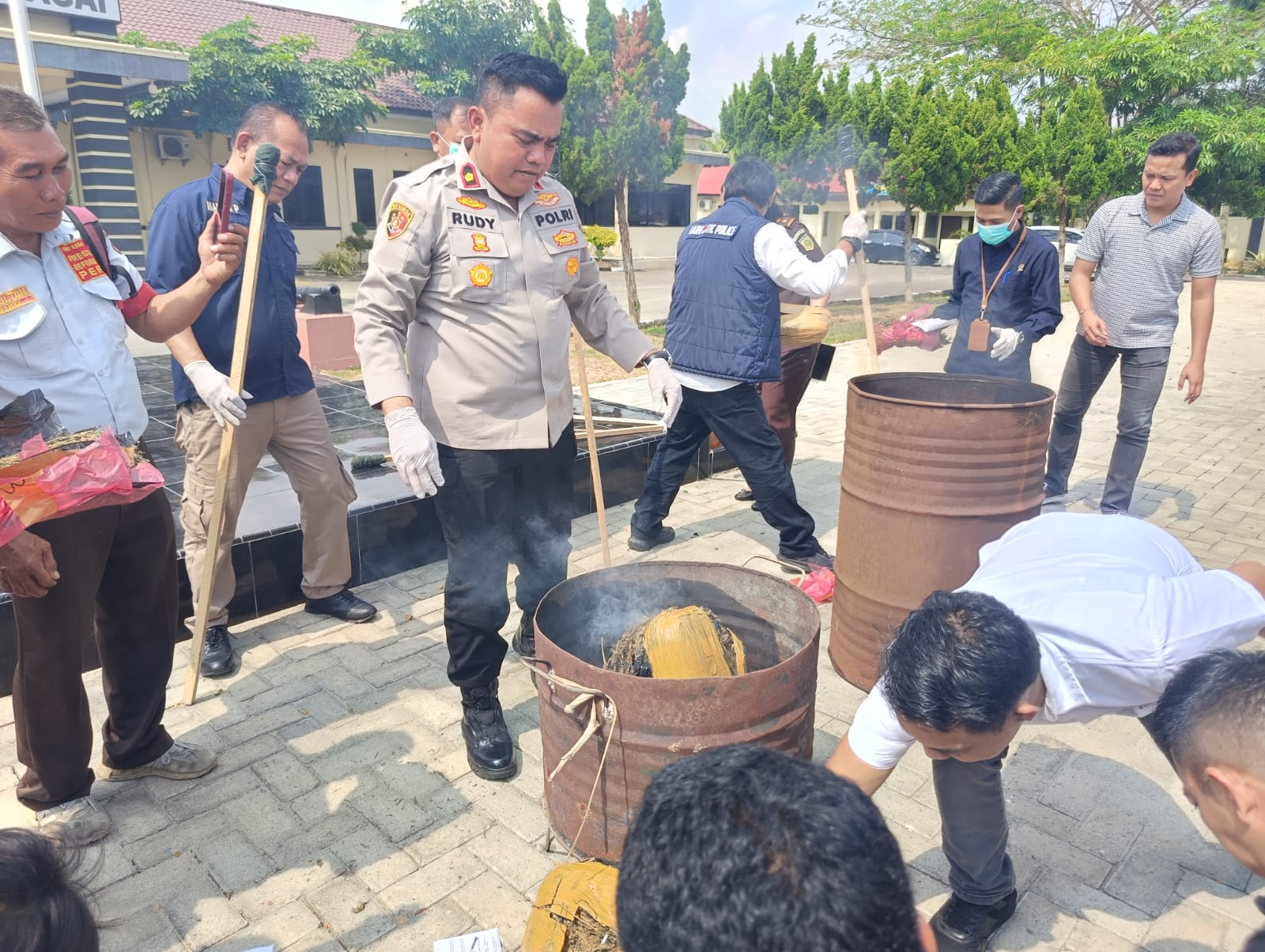 Wakapolres Sergai Kompol Rudi bersama jajaran dan perwakilan forkopimda Sergai saat pemusnahan ganja di Mapolres Sergai . ( Fadly Sumut Pos )