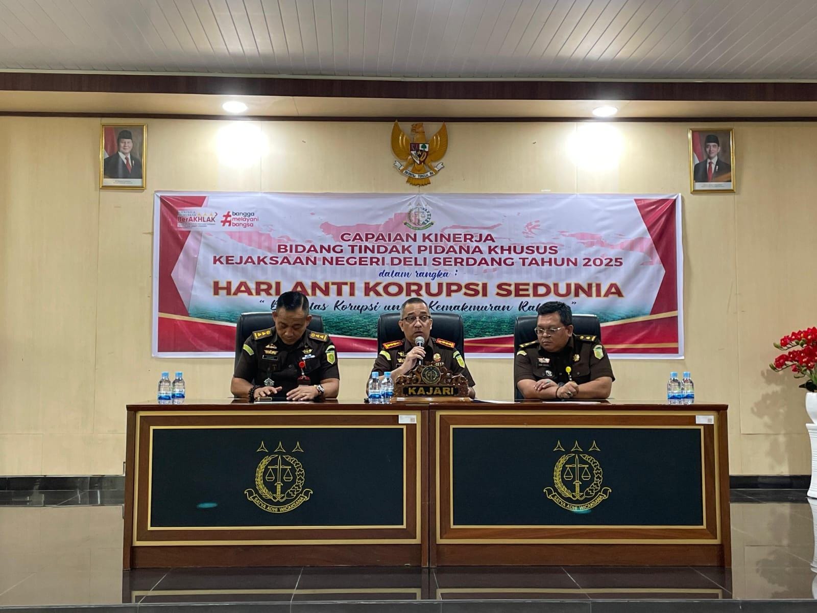 Kajari Deliserdang Revanda Sitepu SH (tengah) Hendra Busrian SH sebagai Kasi Pidsus (kiri) pada saat peringatan Anti Korupsi 2025. (DOK/SUMUT POS)