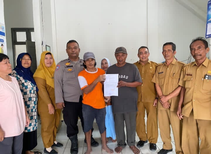 Bhabinkamtibmas Polsek Rambutan, Polres Tebing Tinggi, Aiptu I. Siregar, bersama pihak kelurahan memfasilitasi mediasi kasus pengancaman senjata tajam antara dua warga (AZAN PURBA/SUMUT POR