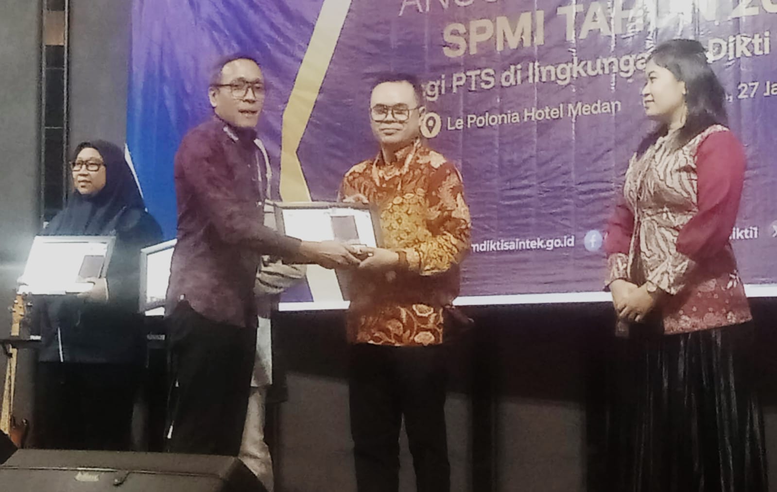 AMIK MEDICOM: Kamson Sirait, S.T., M.Kom menerima anugerah pelaporan SPMI terbaik dari LLDikti Wilayah I. (Deddi Mulia Purba/Sumut Pos)