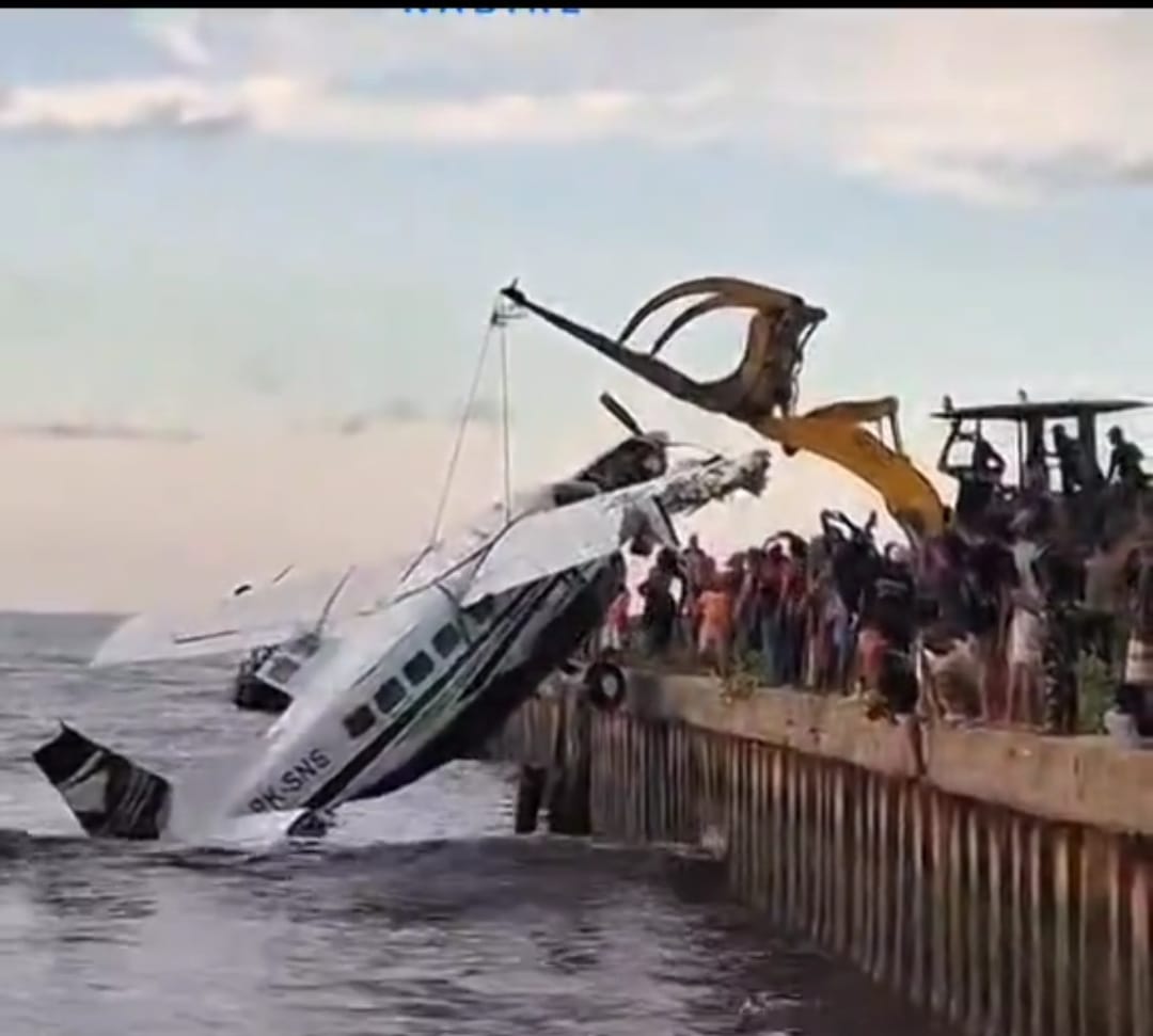 EVAKUASI: pesawat Cessna 208 Caravan milik maskapai Smart Air yang mendarat darurat di perairan Pantai Karadiri, Nabire, Papua Tengah, Selasa (27/1/2026). (tiktok lusia pasaman)