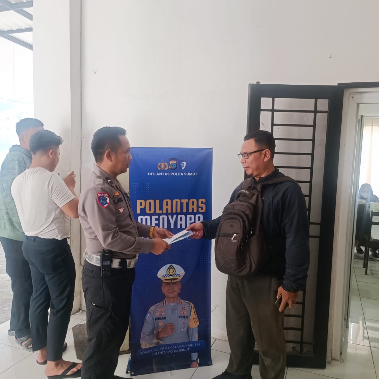Petugas saat memberikan sosialisasi kepada masyarakat. (Istimewa/Sumut Pos)