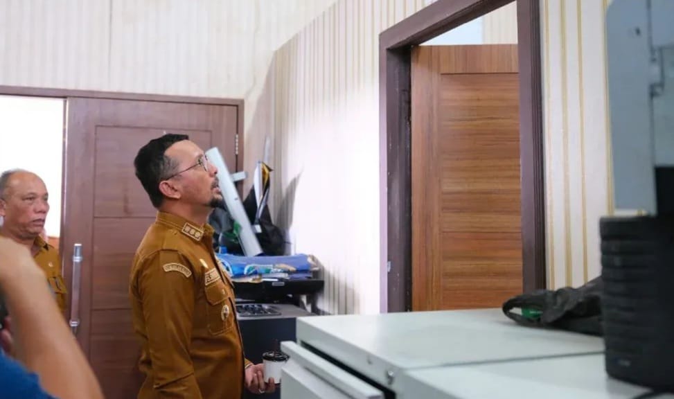 Bupati Labuhanbatu Selatan Fery Sahputra Simatupang melakukan sidak di jajaran setdakab. (KHAIRUDDIN/SUMUT POS)