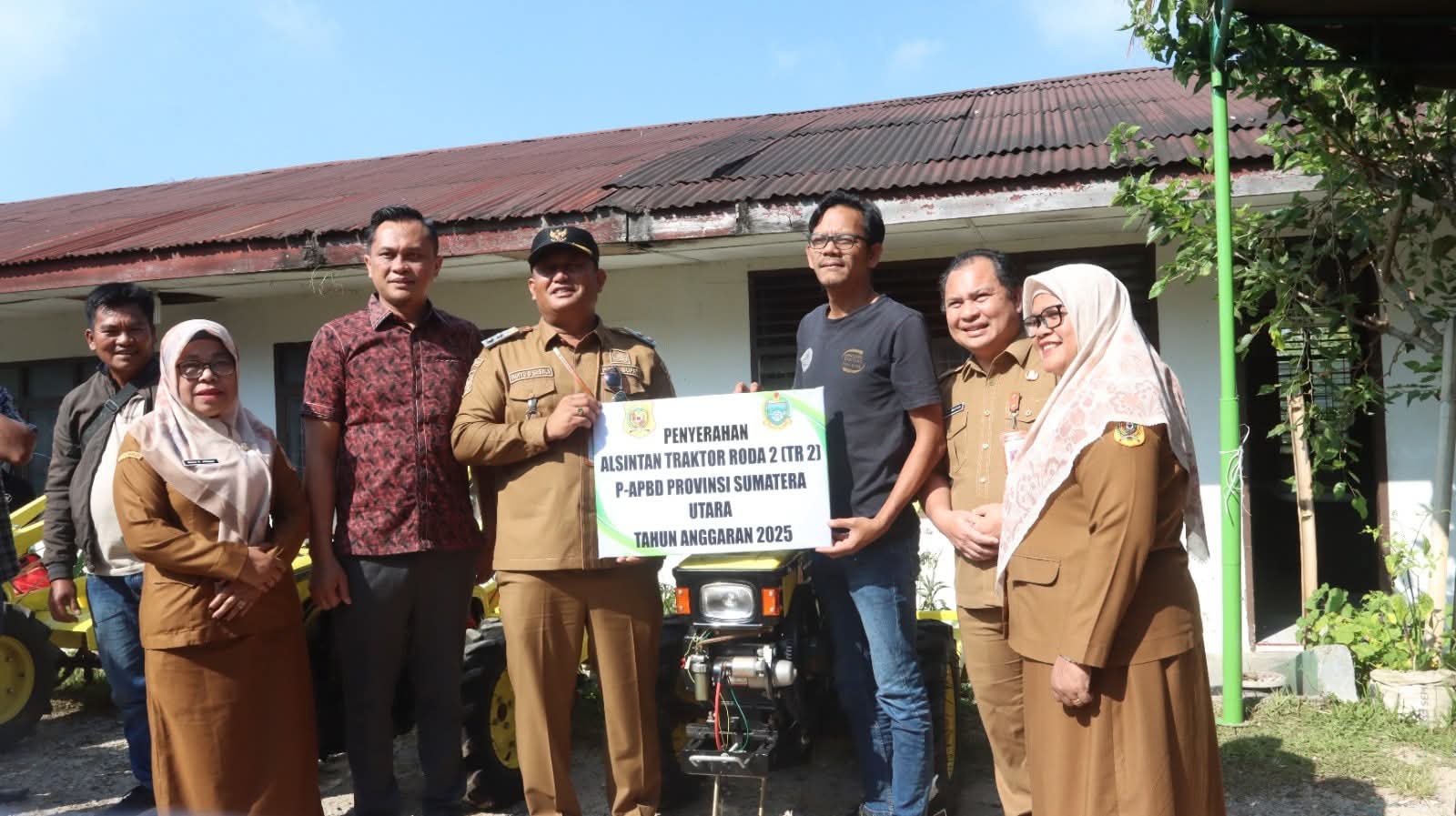 SALURKAN. Wakil Bupati Dairi, Wahyu Daniel Sagala dan Anggota DPRD Sumut Dapil XI, Alfriansyah Ujung menyerahkan bantuan alsintan kepada 7 Poktan di Dairi. (istimewa/Sumut Pos.)