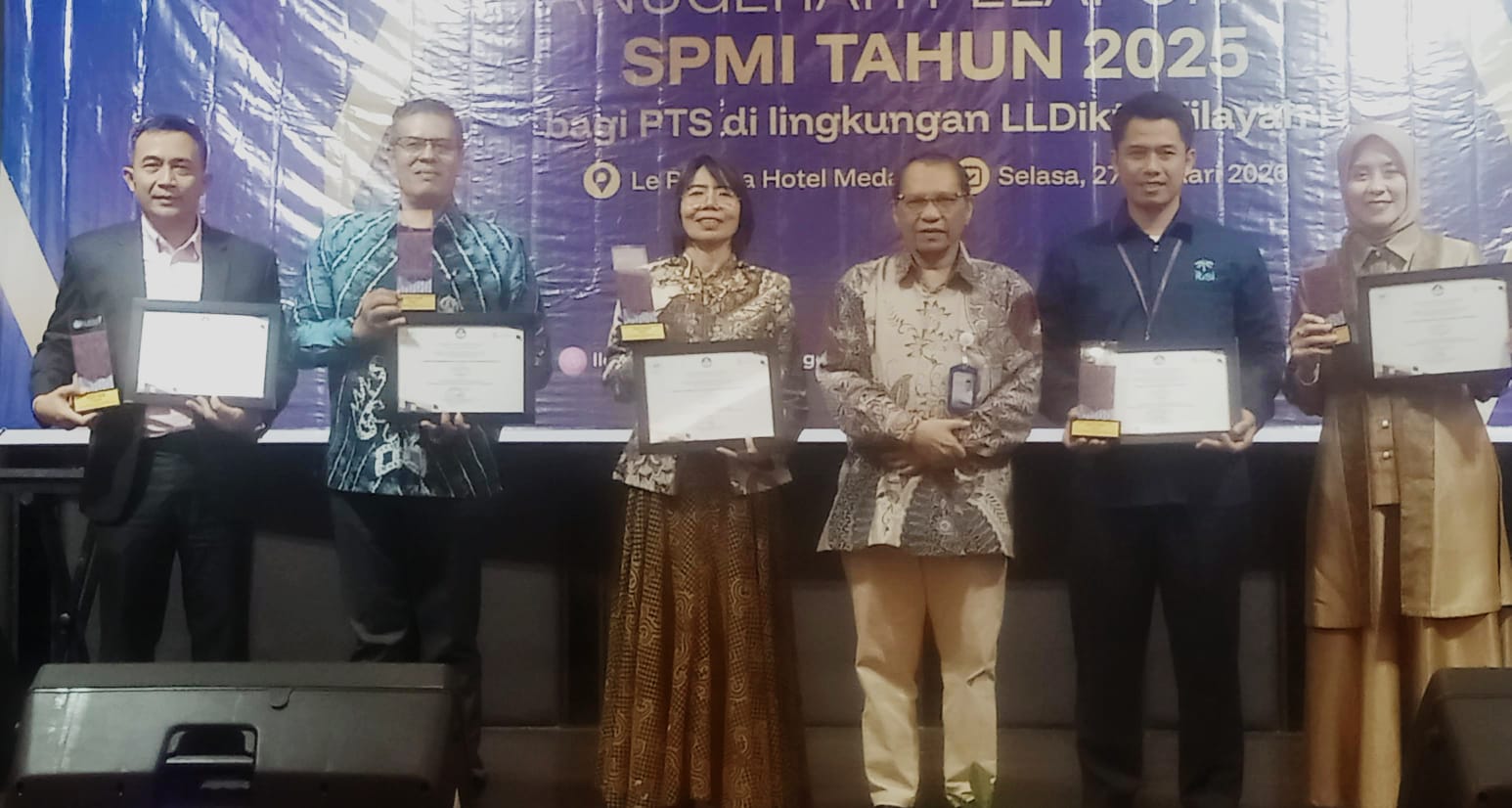 JUARA UMUM: Prof. Saiful Anwar Matondang, M.A, Ph.D (3 kanan) bersama juara umum penerima anugerah pelaporan SPMI terbanyak. (Deddi Mulia Purba/Sumut Pos)