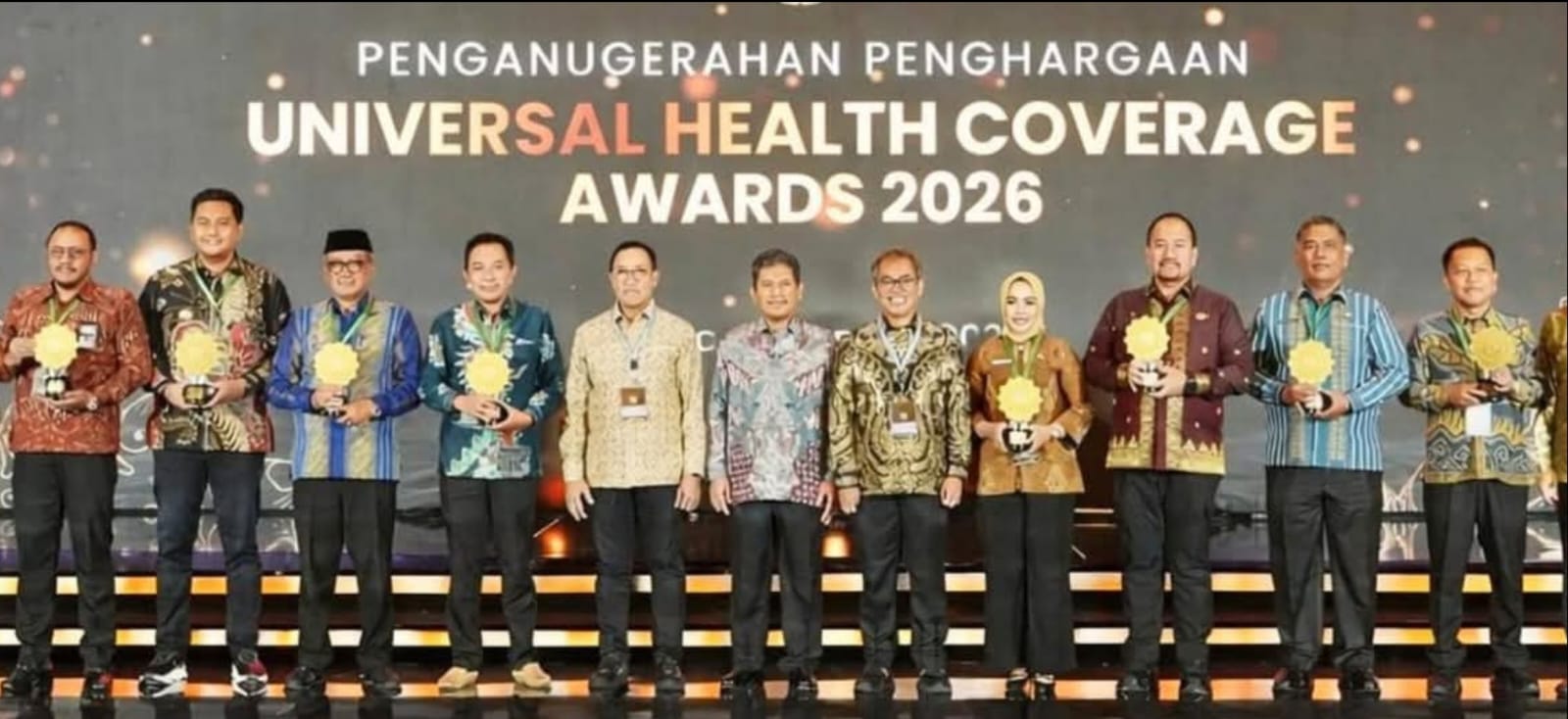 Menteri Kordinator Pemberdayaan Masyarakat menyerahkan penghargaan kepada Bupati Labuhanbatu (ist)