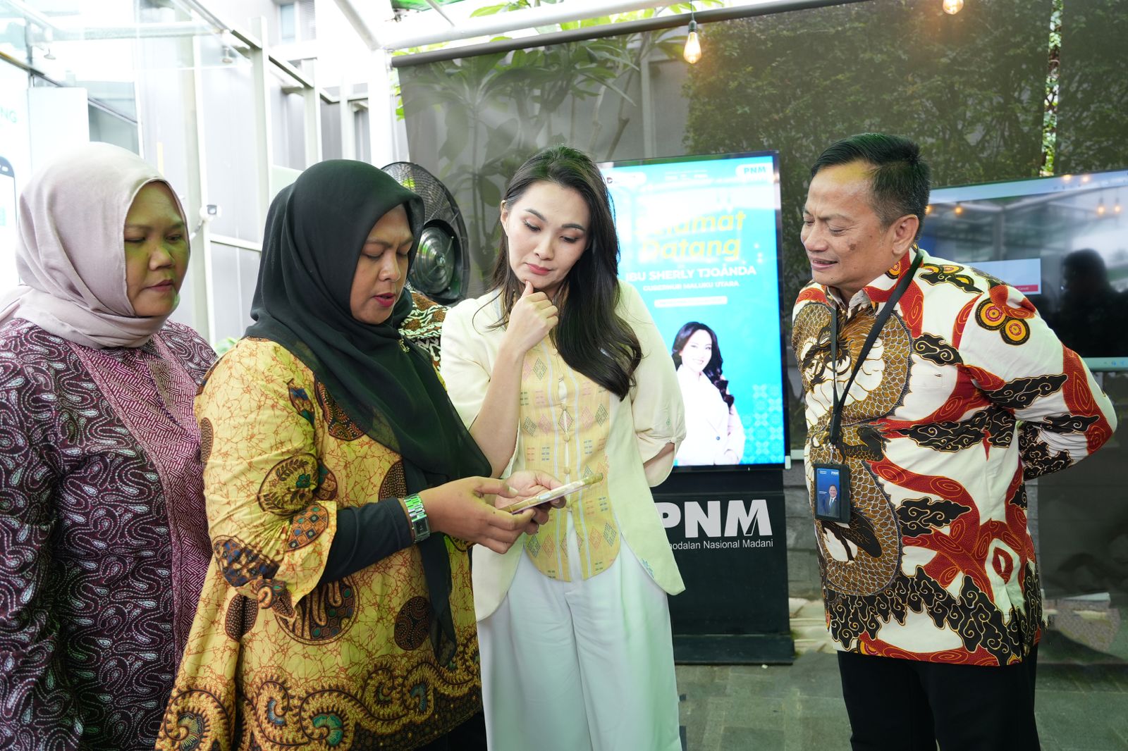 BINCANG: Gubernur Maluku Utara, Sherly Tjoanda saat berbincang dengan nasabah PNM Mekaar. (Dok: PNM)