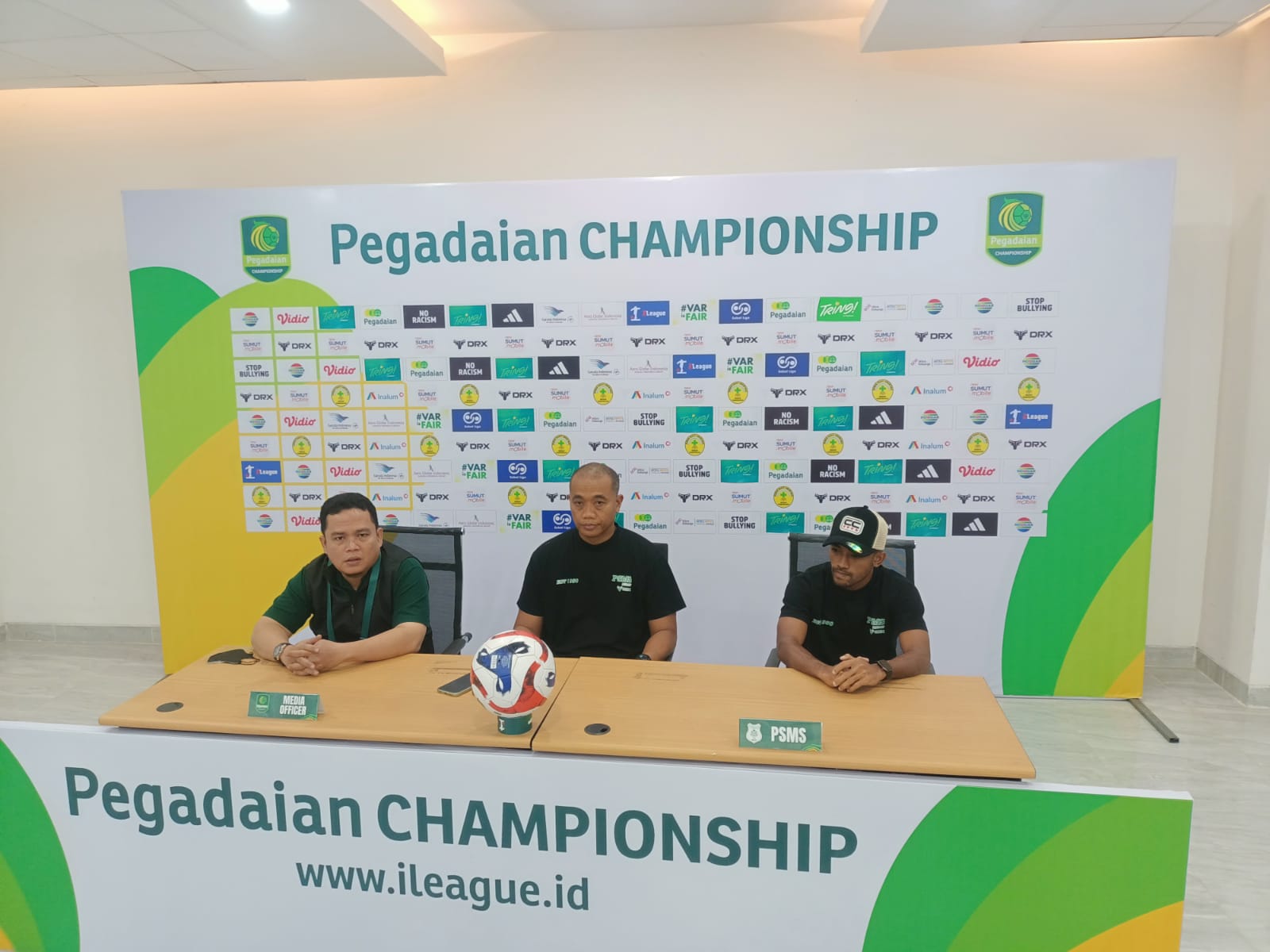 PERSIAPAN: Pelatih PSMS Eko Purdjianto (tengah) dan pemain Ari Maring (kanan) saat memberi keterangan persiapan melawan Bekasi City. (Dok: PSMS)