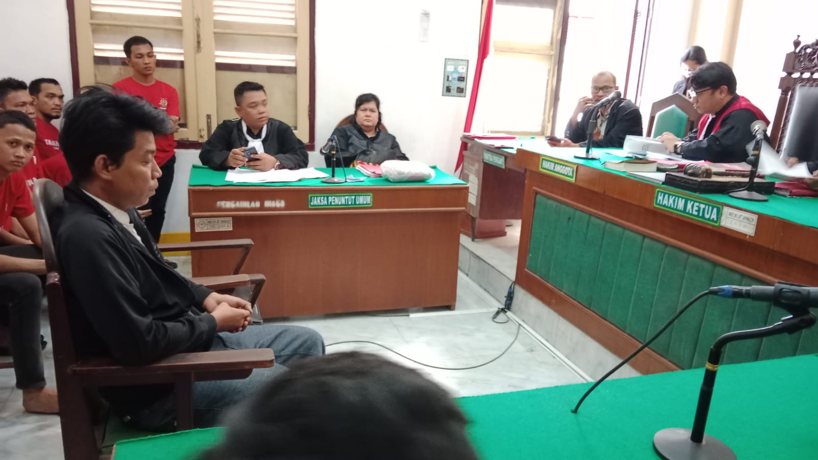 PUTUSAN: Edwin Gunawan terdakwa kasus penganiayaan anak dibawah umur, menjalani sidang putusan di PN Medan, Kamis (29/1) sore. (Dok: istimewa)