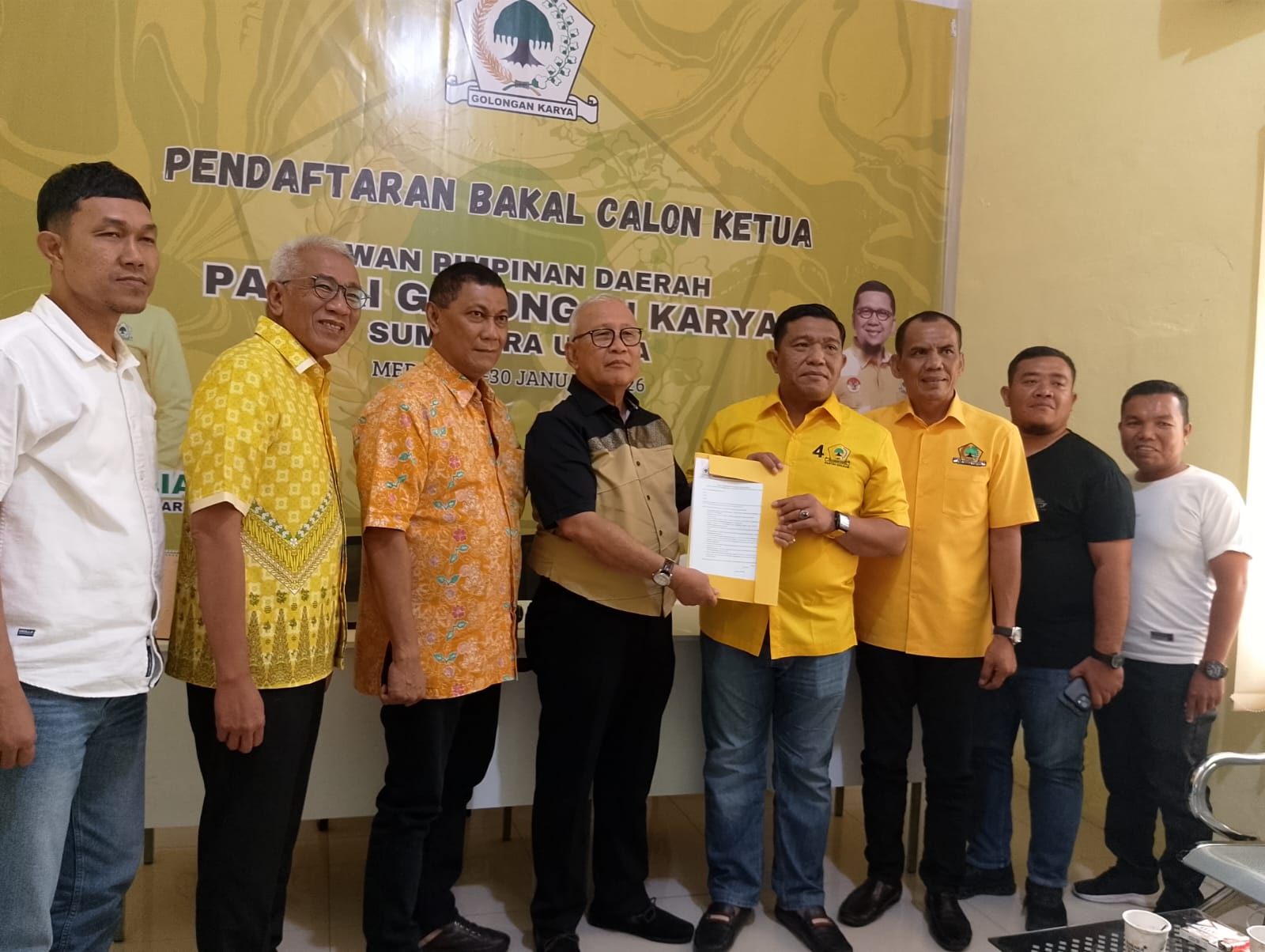 Anggota DPR RI, Andar Amin Harahap saat mengambil formulir Calon Ketua Partai Golkar Sumut, di Sekretariat DPD Partai Golkar Sumut, Jalan Wahid Hasyim Medan, Kamis (29/1). (Dok: istimewa)