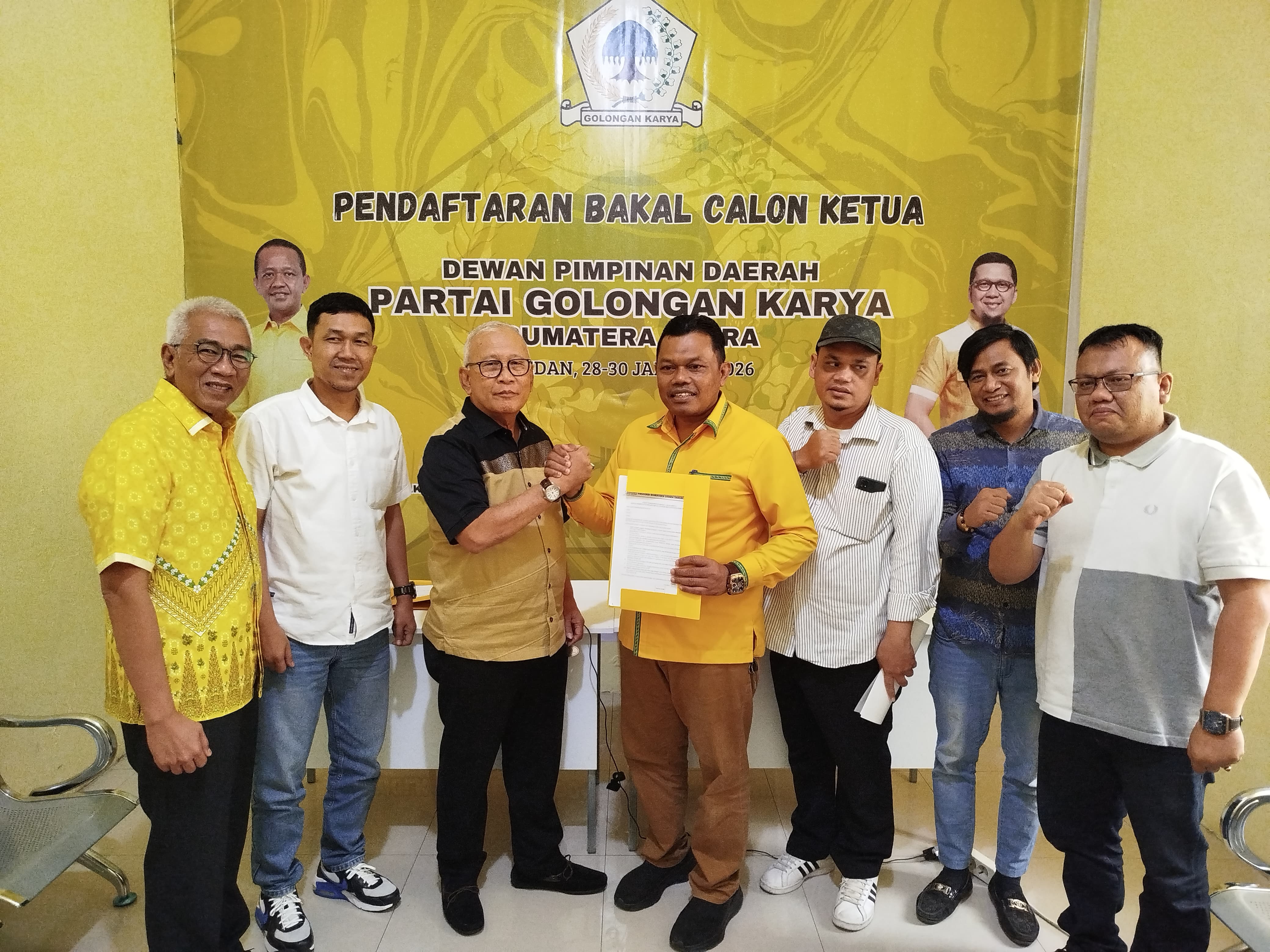 FORMULIR: Bupati Labuhanbatu Utara Hendriyanto Sitorus, diwakili Sekretaris DPD Partai Golkar Labura Indra Simatupang mengambil formulir pendaftaran sebagai bakal calon Ketua DPD Partai Golkar Sumut.